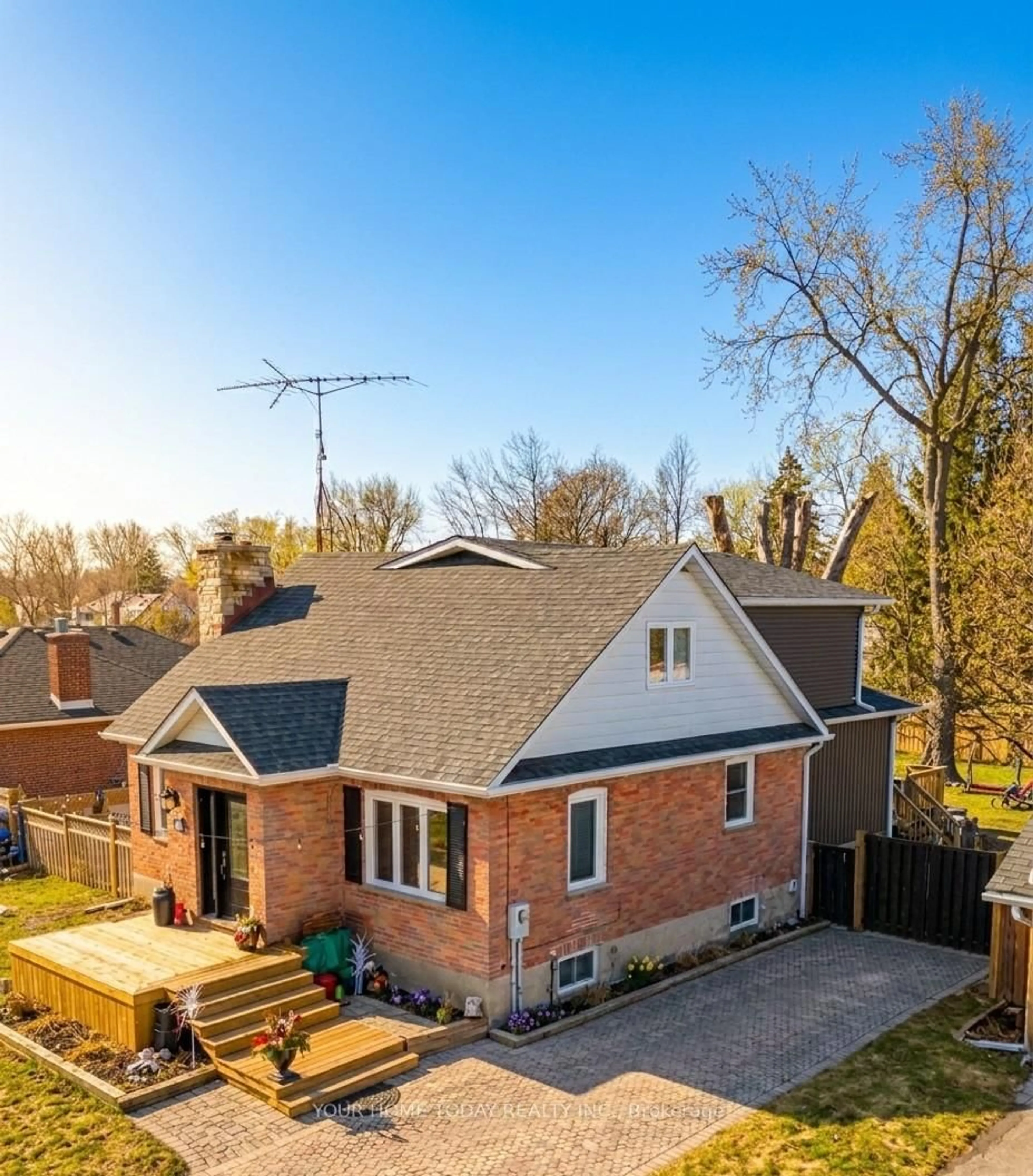 A pic from outside/outdoor area/front of a property/back of a property/a pic from drone, street for 20 Elgin St, Halton Hills Ontario L7G 3M3