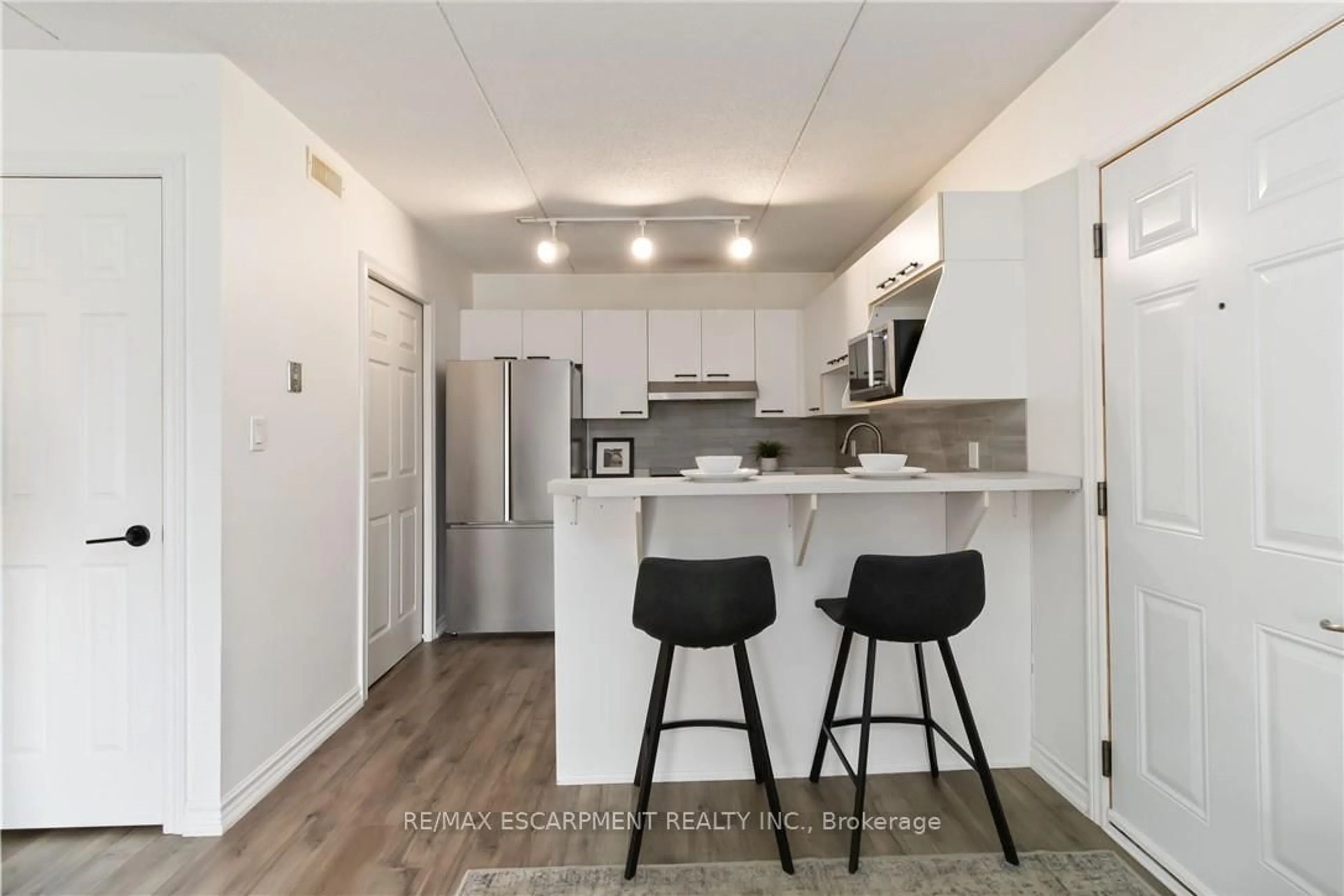 Open concept kitchen, wood/laminate floor for 2030 Cleaver Ave #222, Burlington Ontario L7M 4C3