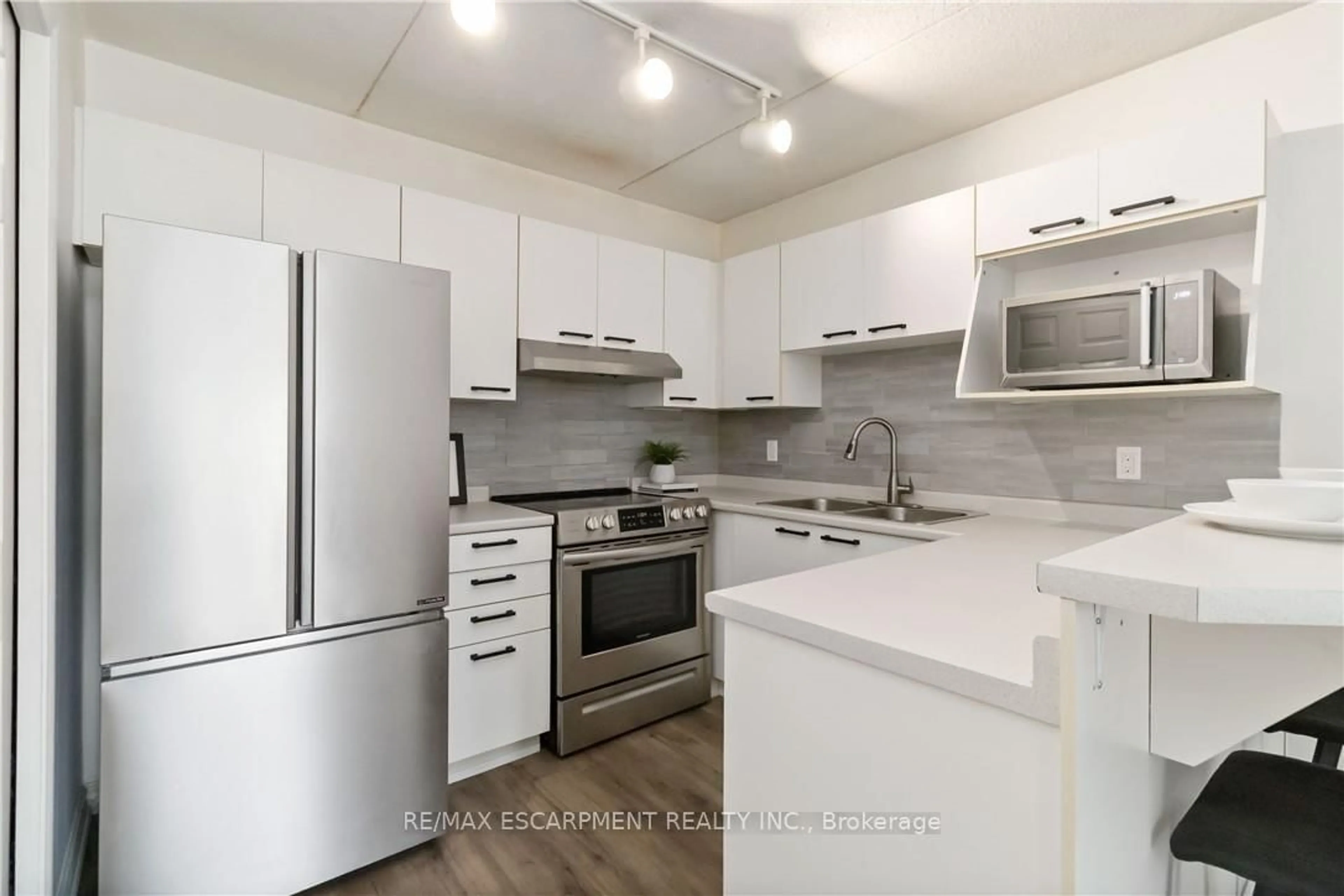 Standard kitchen, wood/laminate floor for 2030 Cleaver Ave #222, Burlington Ontario L7M 4C3