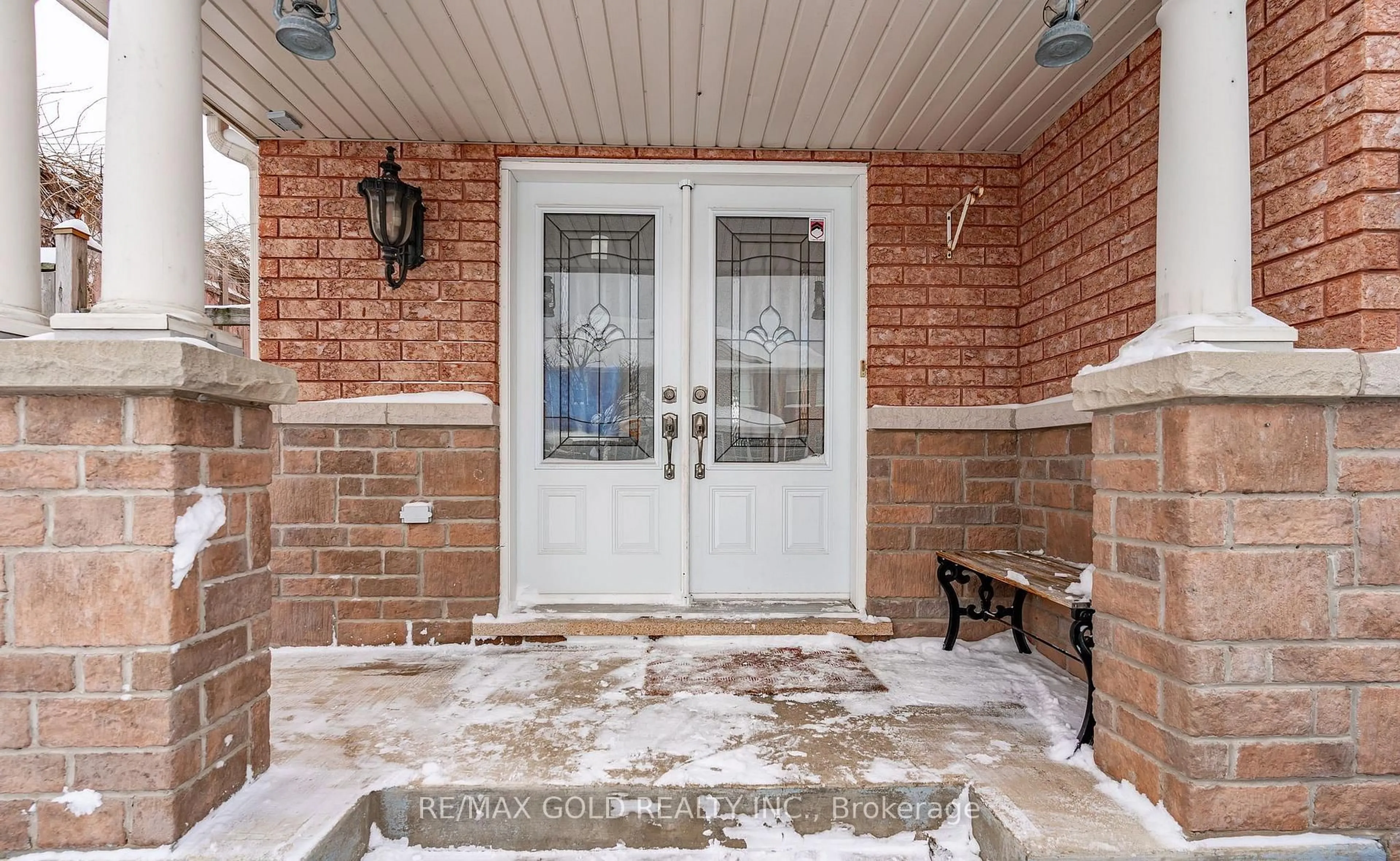 Indoor entryway for 2 Zimmer St, Brampton Ontario L6S 6L3