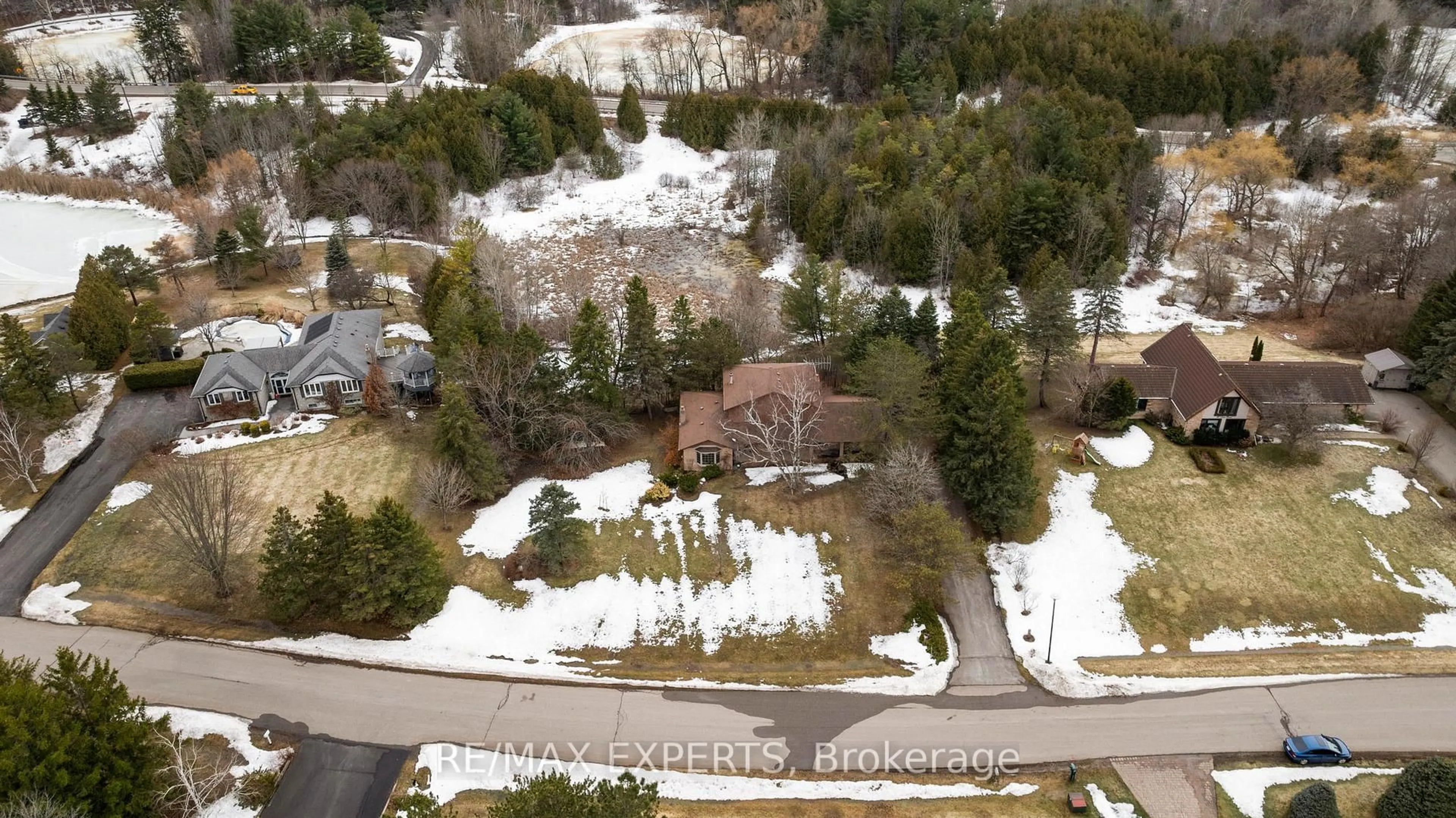 A pic from outside/outdoor area/front of a property/back of a property/a pic from drone, mountain view for 16 Linn Rd, Caledon Ontario L7E 0N3