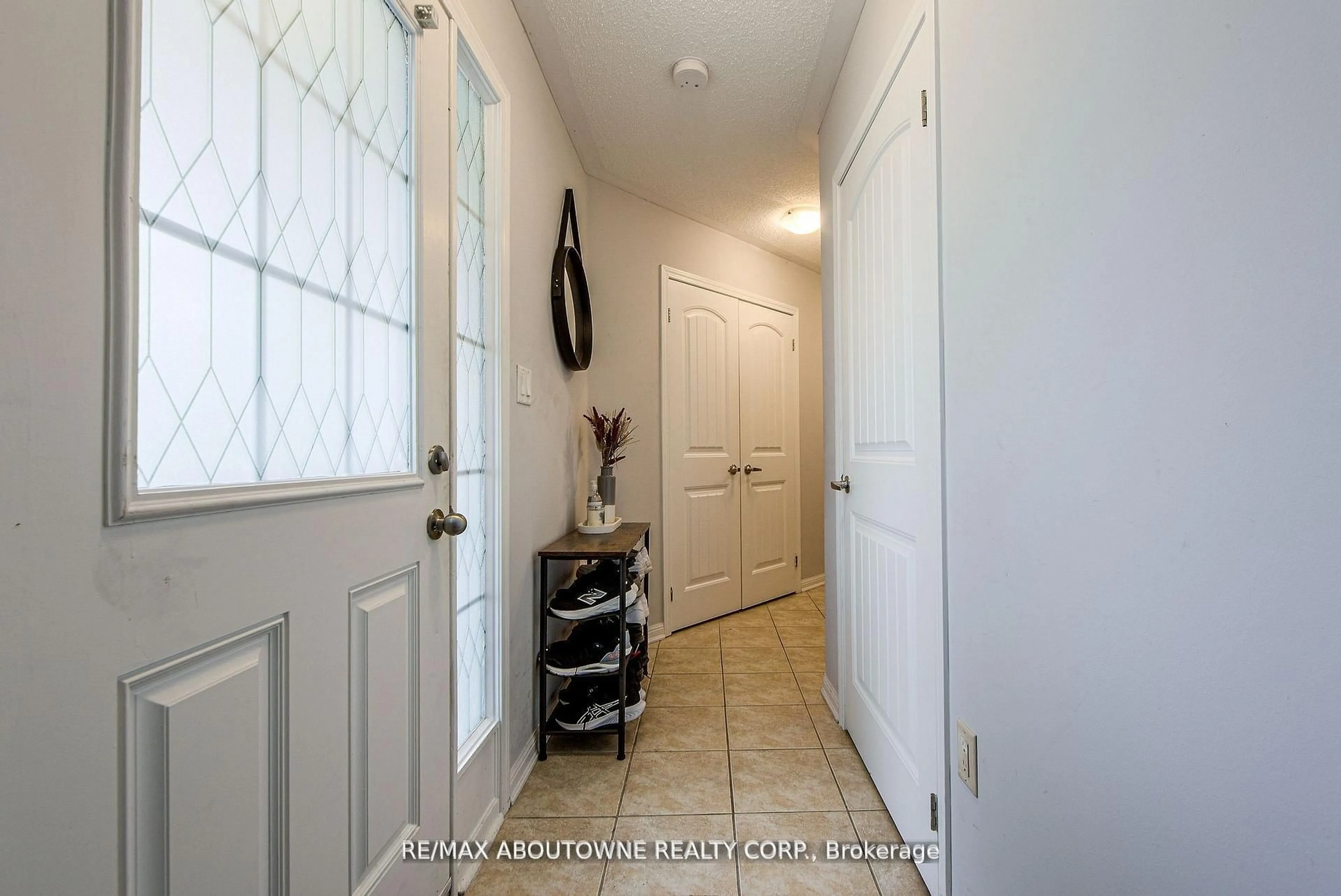 Indoor entryway for 911 Deverell Pl, Milton Ontario L9T 0M2