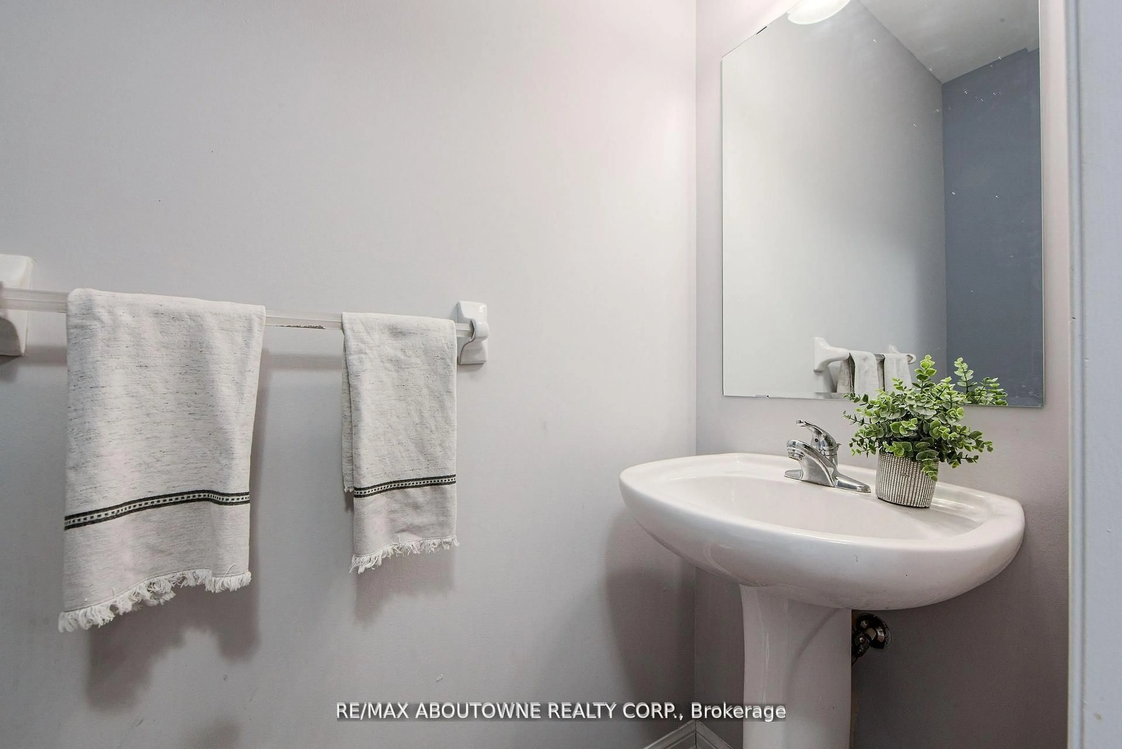 Standard bathroom, ceramic/tile floor for 911 Deverell Pl, Milton Ontario L9T 0M2