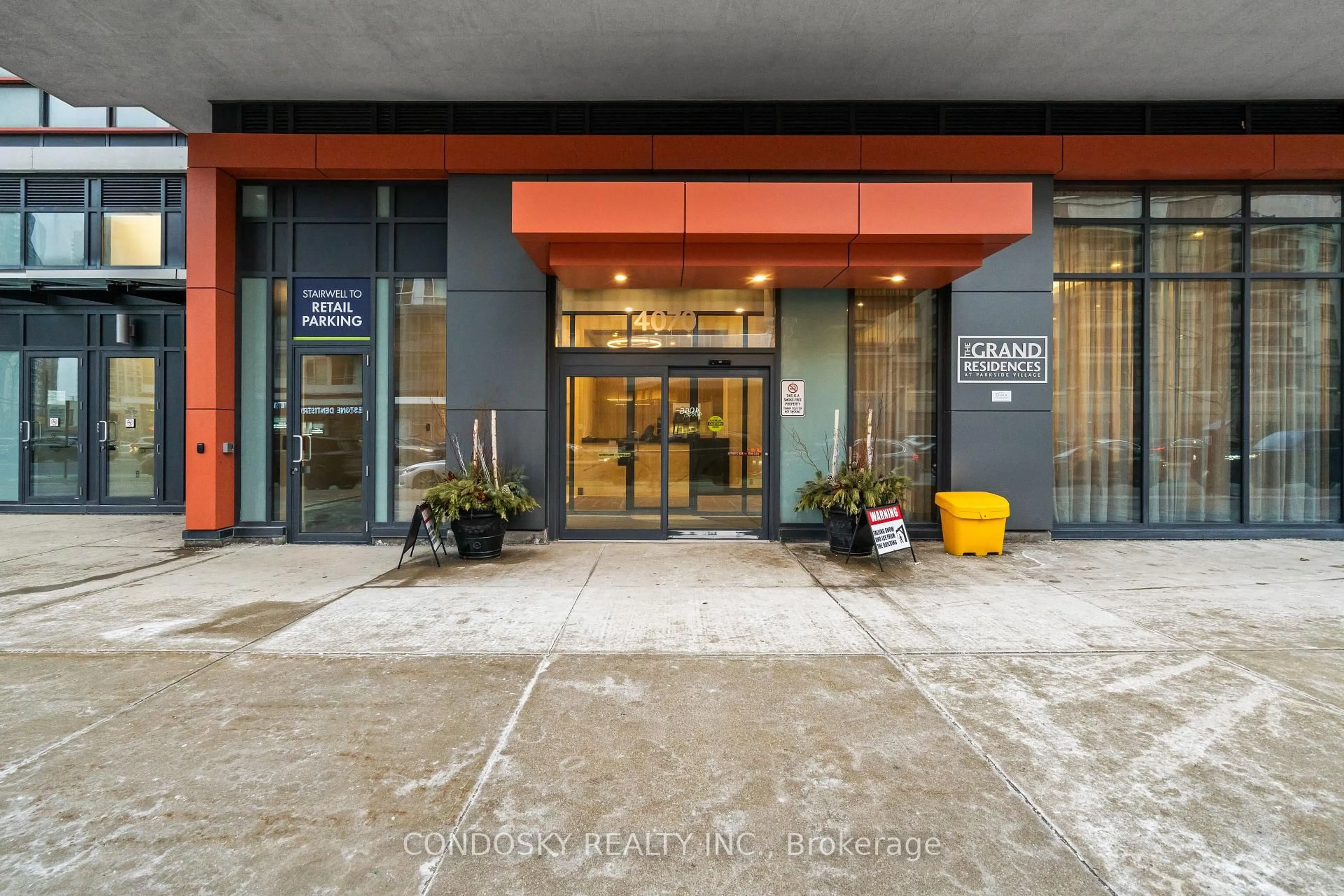 Indoor foyer for 4070 Confederation Pkwy #2506, Mississauga Ontario L5B 0E9