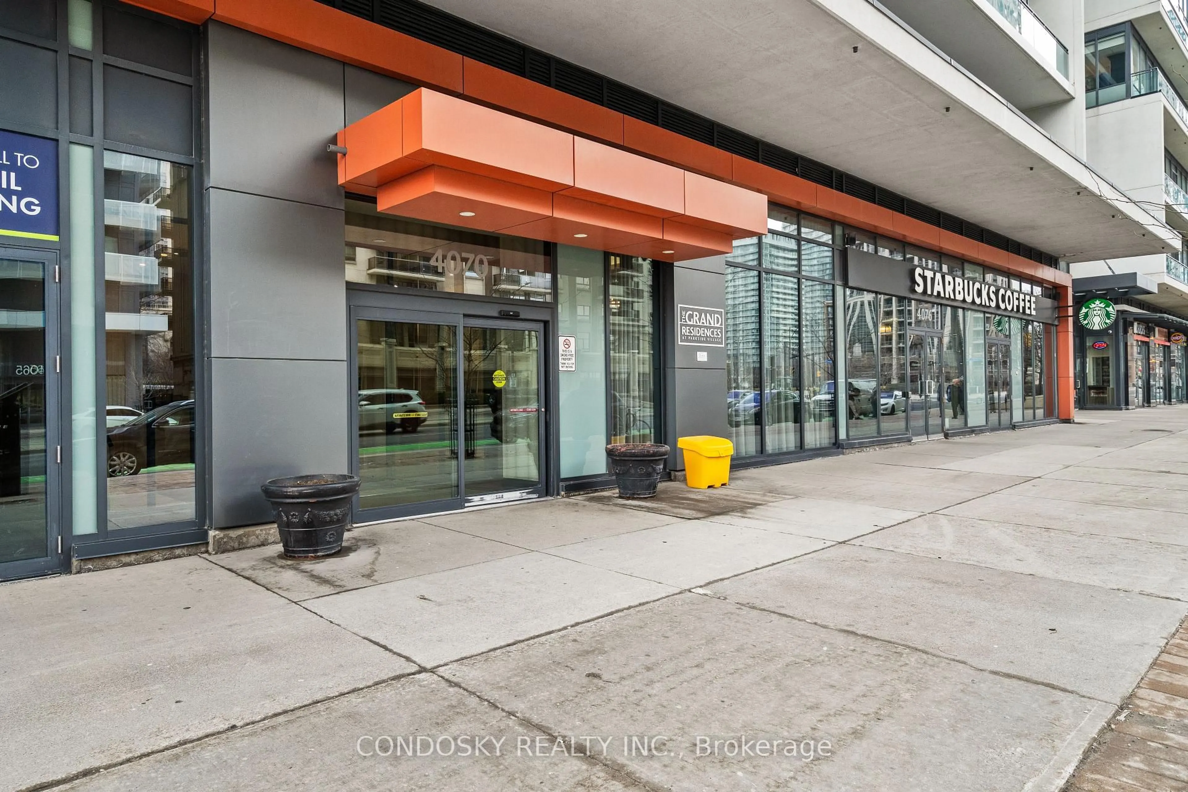 Indoor foyer for 4070 Confederation Pkwy #2605, Mississauga Ontario L5B 0E9