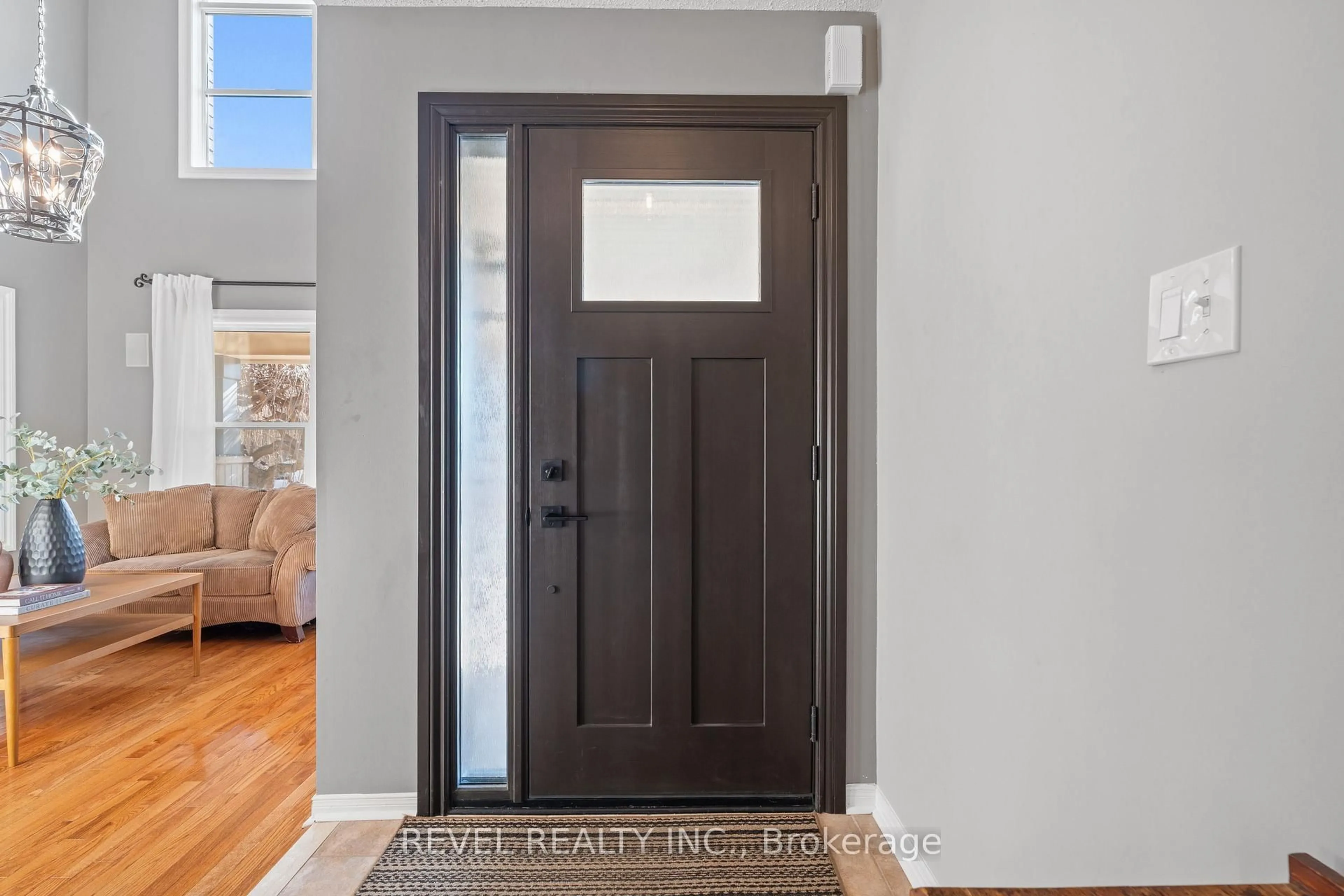 Indoor entryway for 5417 Blue Spruce Ave, Burlington Ontario L7L 7C5