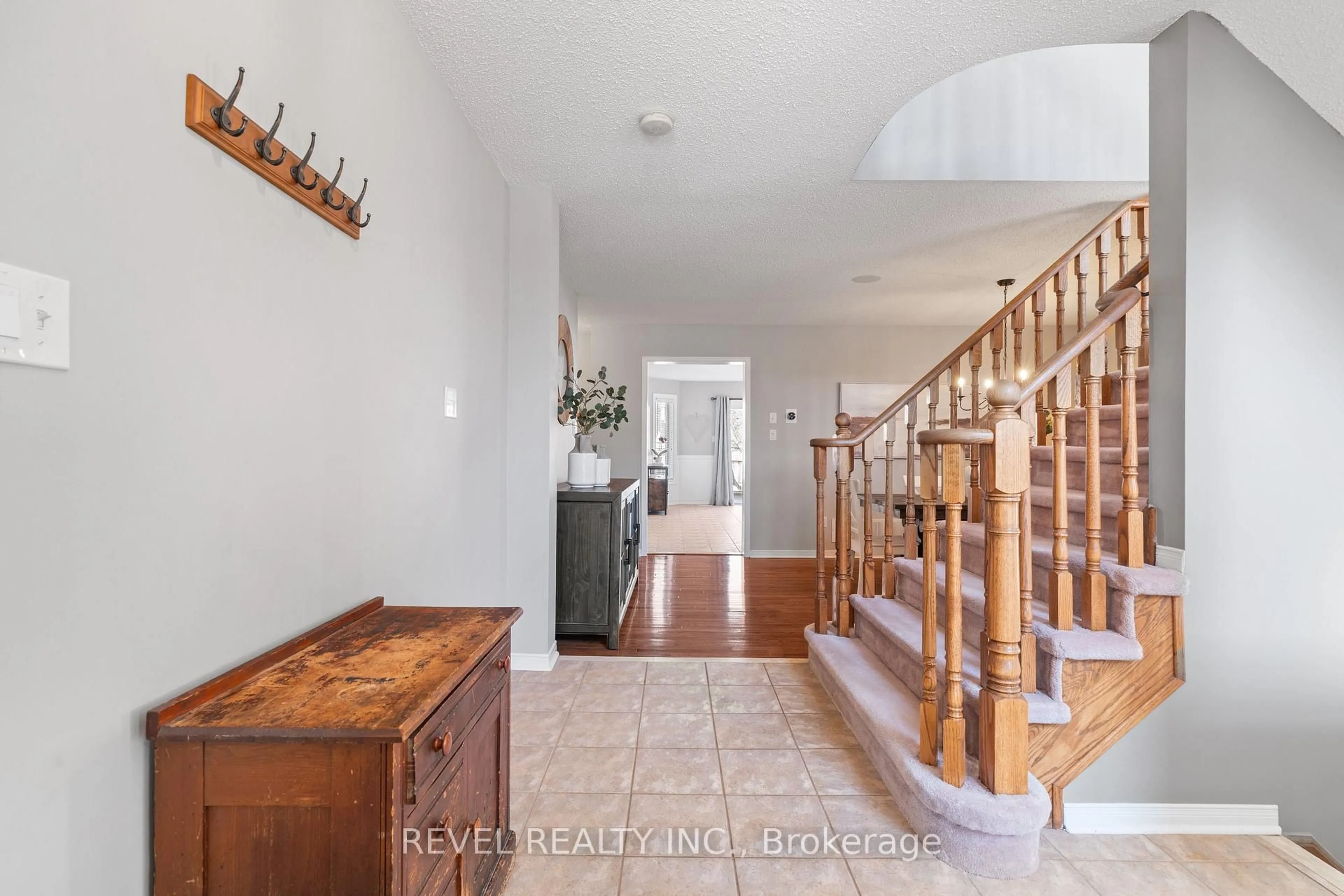 Indoor entryway for 5417 Blue Spruce Ave, Burlington Ontario L7L 7C5