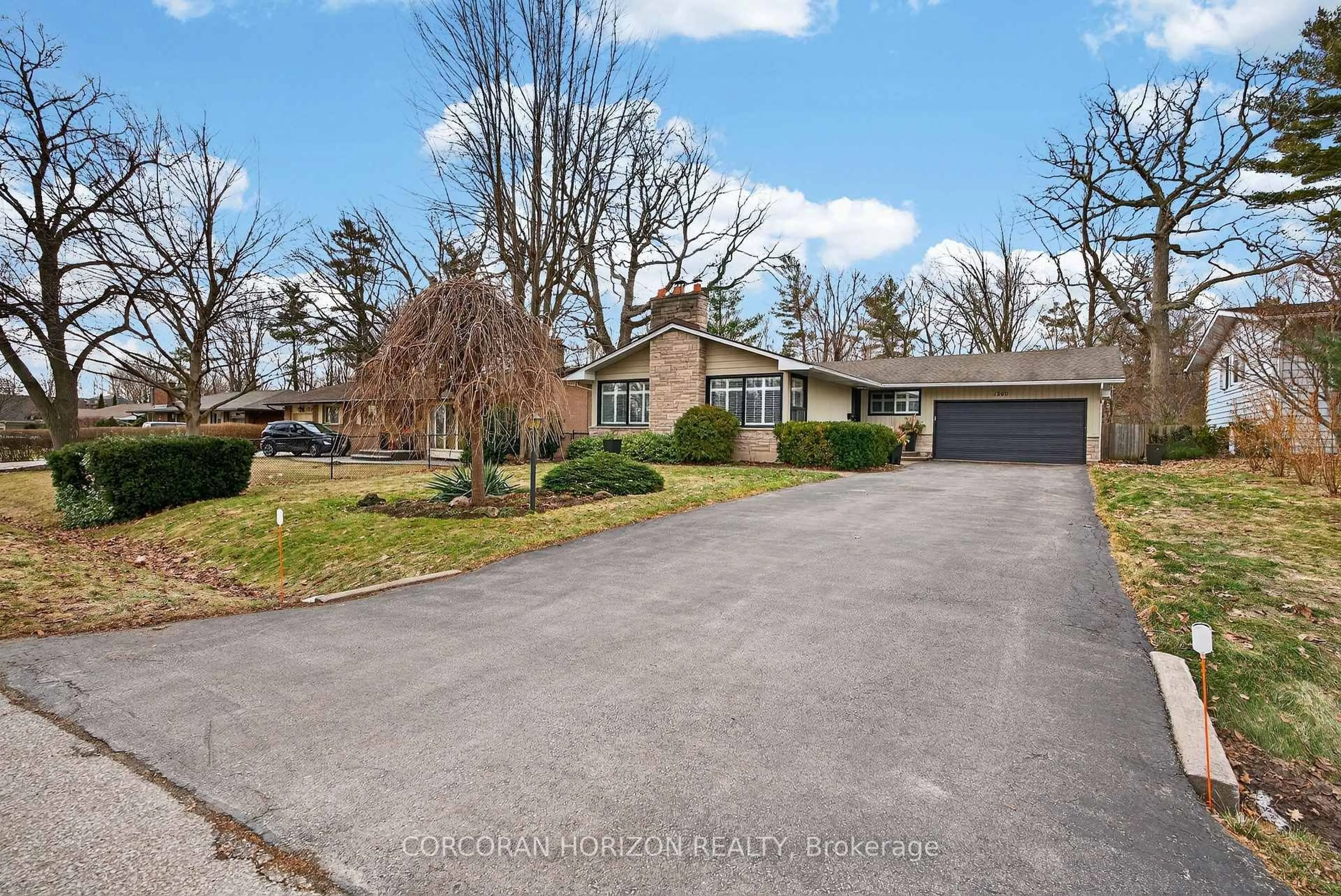 A pic from outside/outdoor area/front of a property/back of a property/a pic from drone, street for 1260 Elgin Cres, Oakville Ontario L6H 2J7