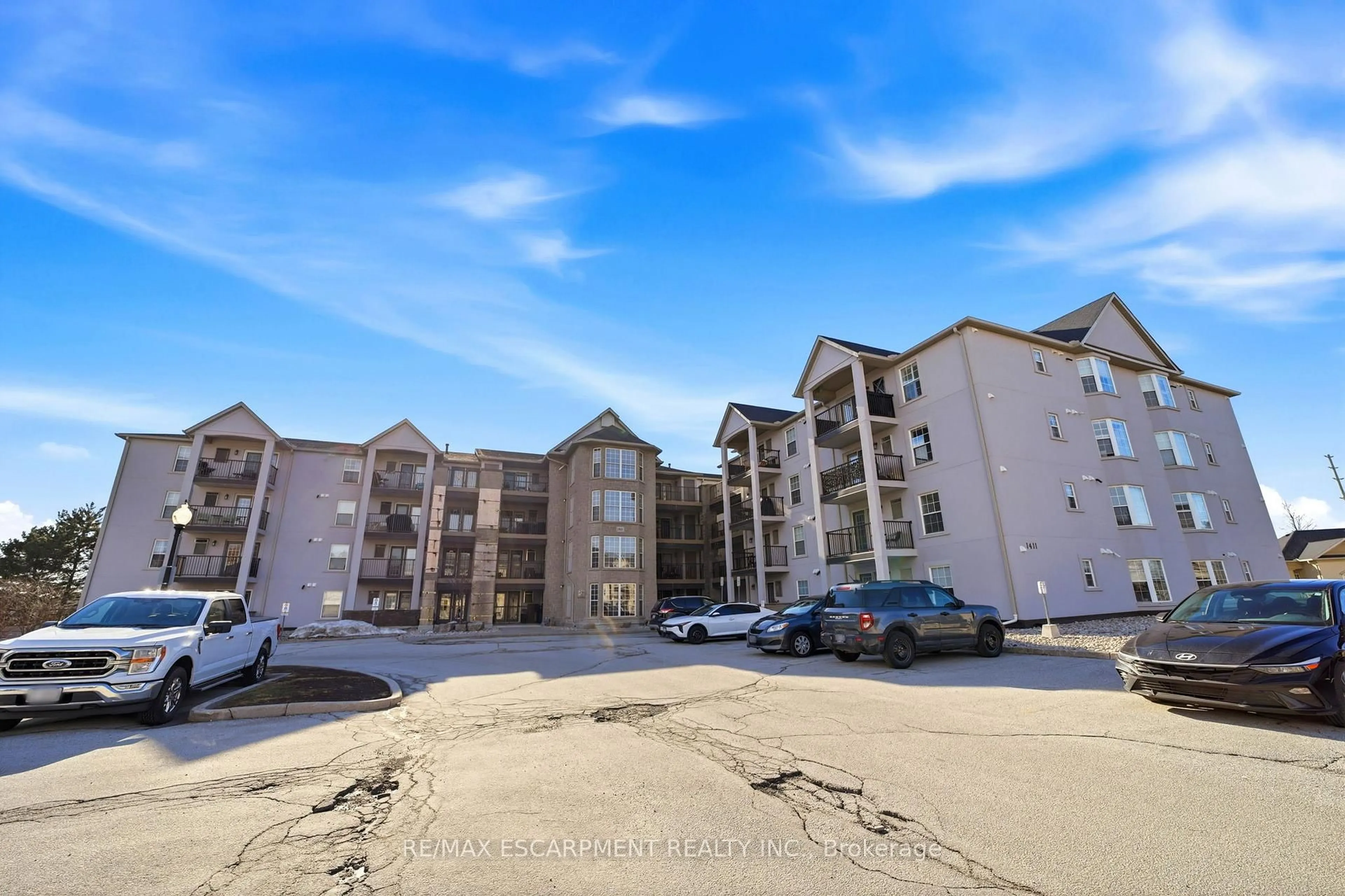 A pic from outside/outdoor area/front of a property/back of a property/a pic from drone, unknown for 1411 Walkers Line #308, Burlington Ontario L7M 4P5