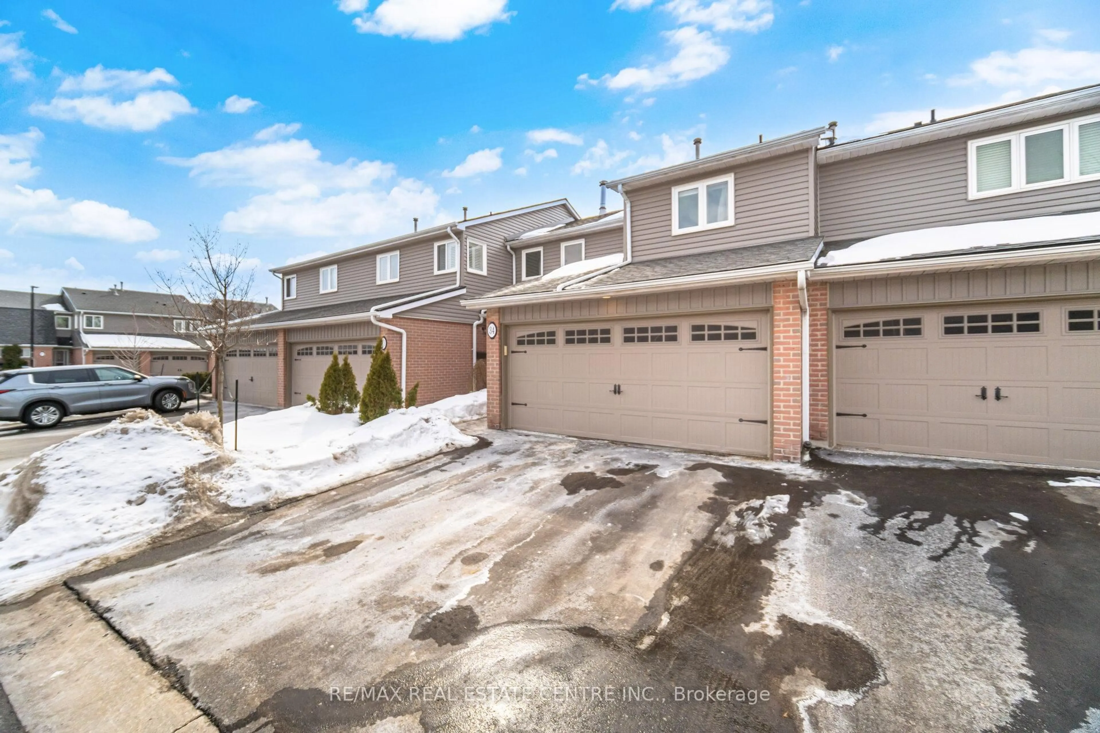 A pic from outside/outdoor area/front of a property/back of a property/a pic from drone, street for 3125 Fifth Line West #34, Mississauga Ontario L5L 3S8