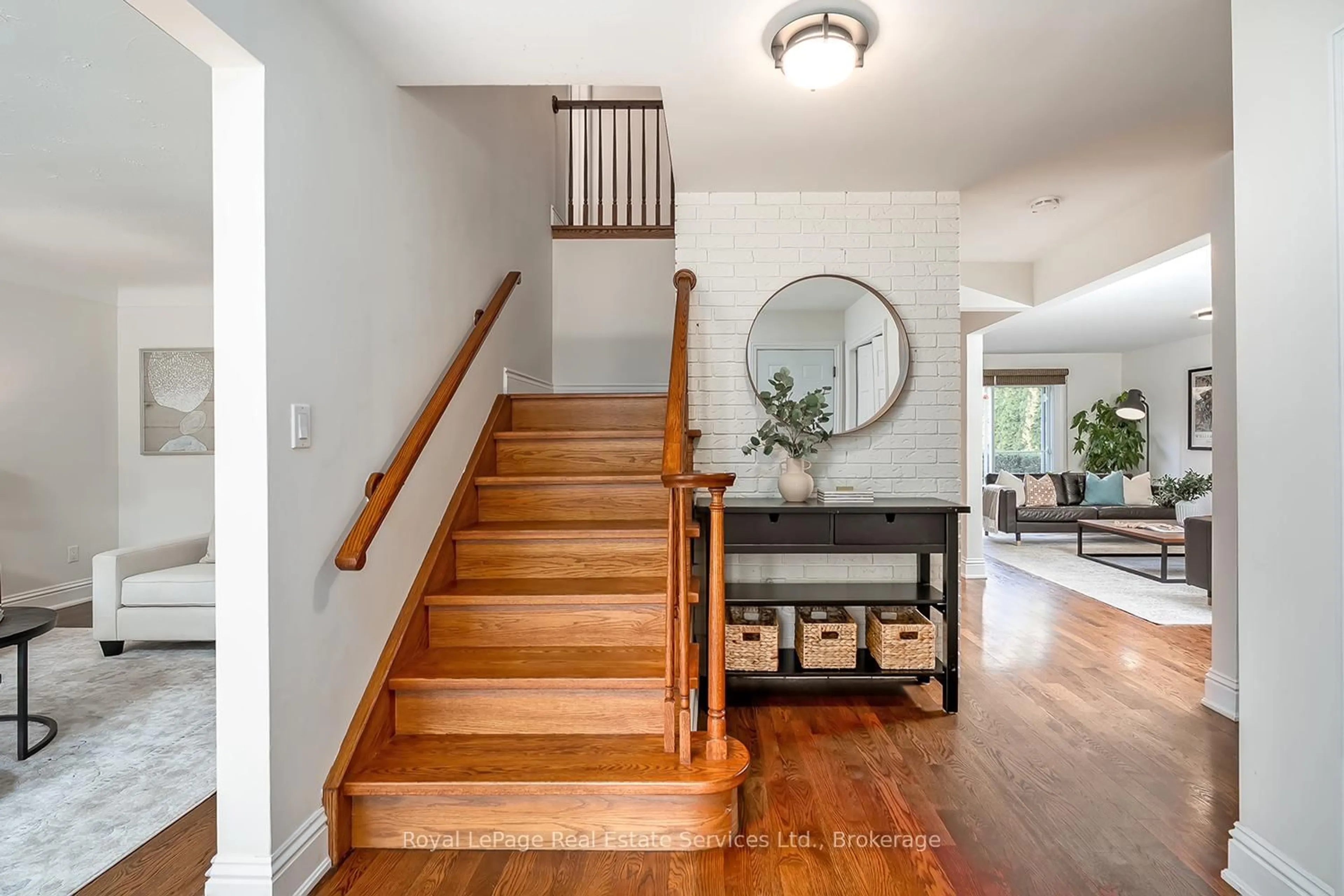 Indoor entryway for 5193 Lakeshore Rd, Burlington Ontario L7L 1C7