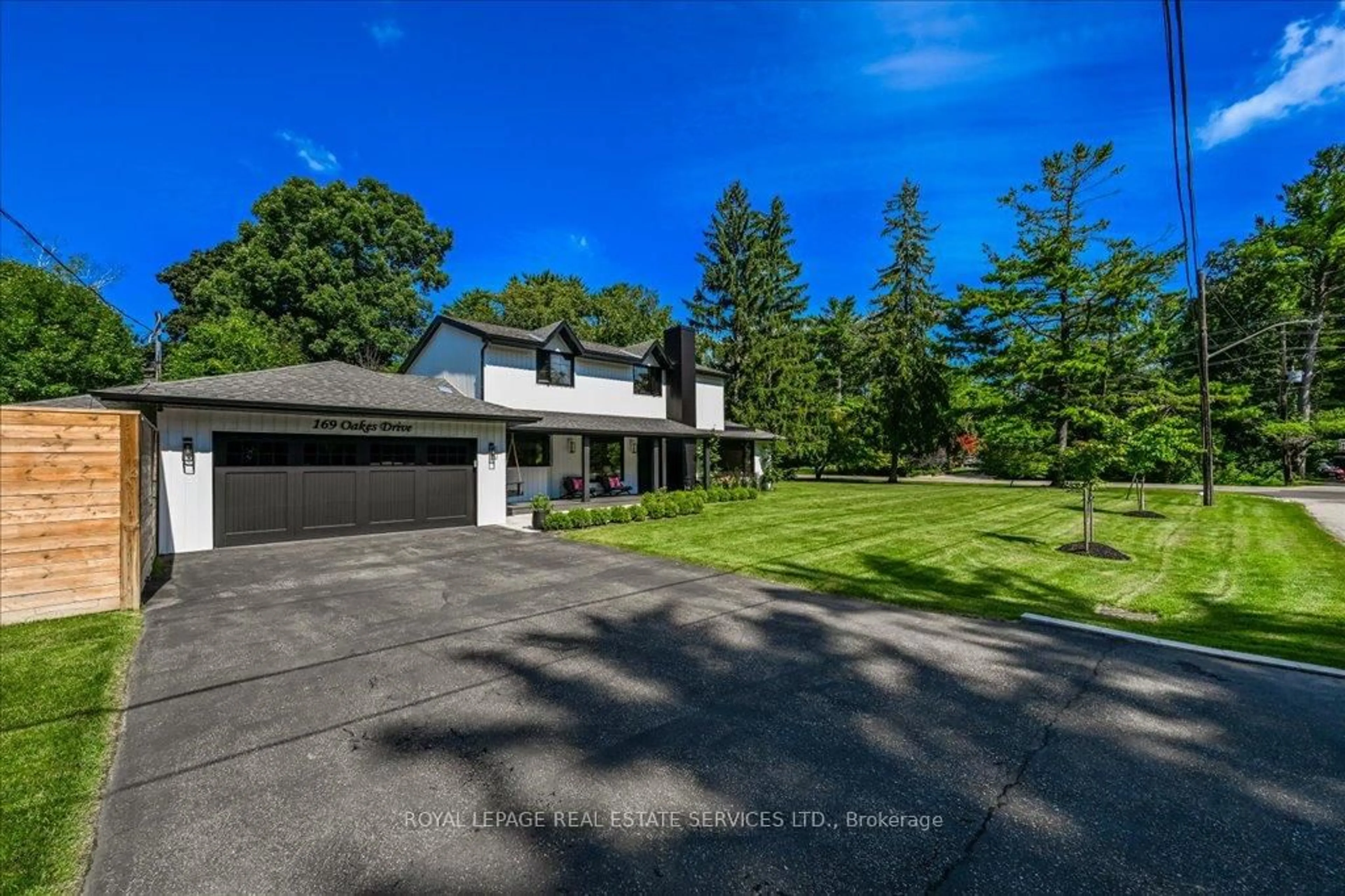 A pic from outside/outdoor area/front of a property/back of a property/a pic from drone, street for 169 Oakes Dr, Mississauga Ontario L5G 3M2