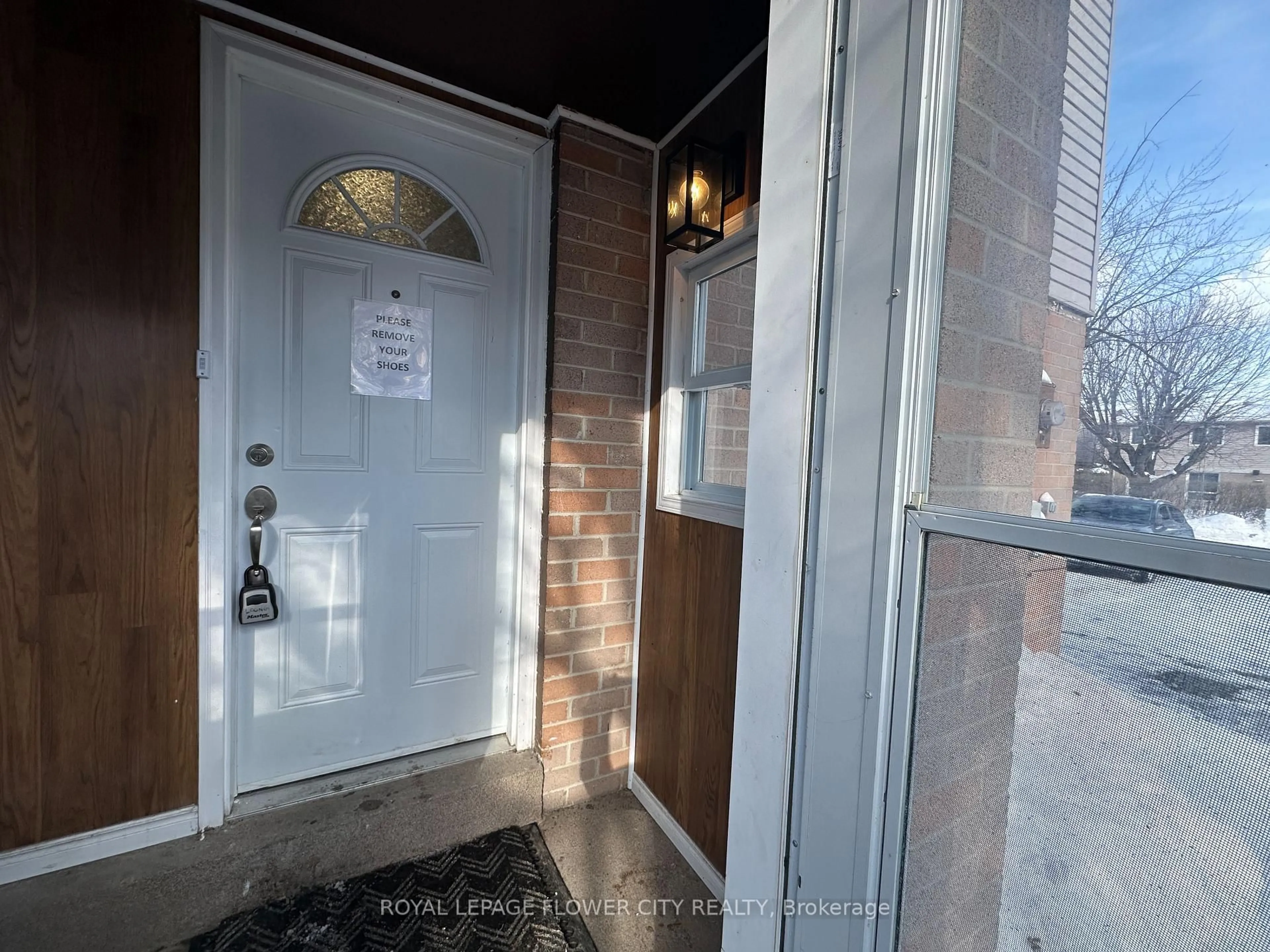 Indoor entryway for 52 Grand Valley Dr, Brampton Ontario L6S 2K9