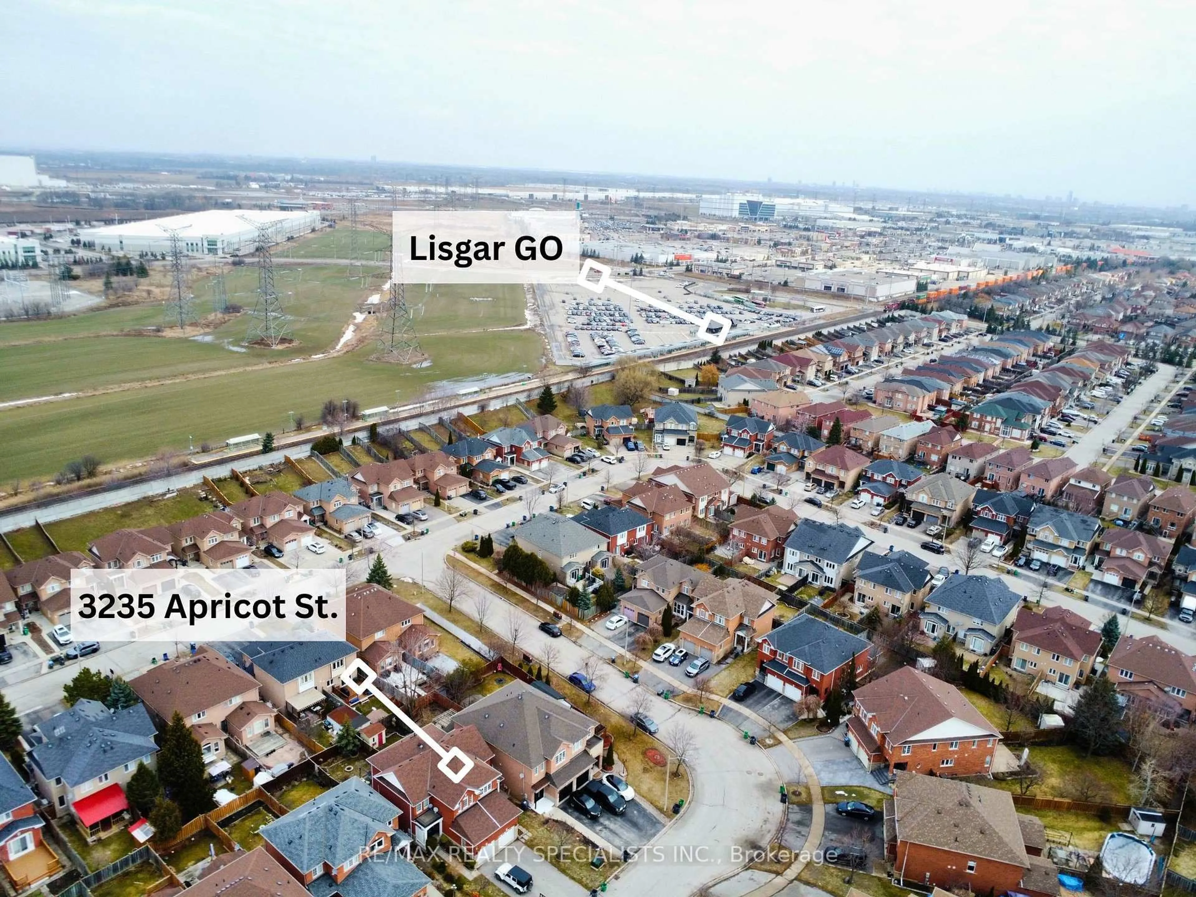 A pic from outside/outdoor area/front of a property/back of a property/a pic from drone, street for 3235 Apricot St, Mississauga Ontario L5N 8A8