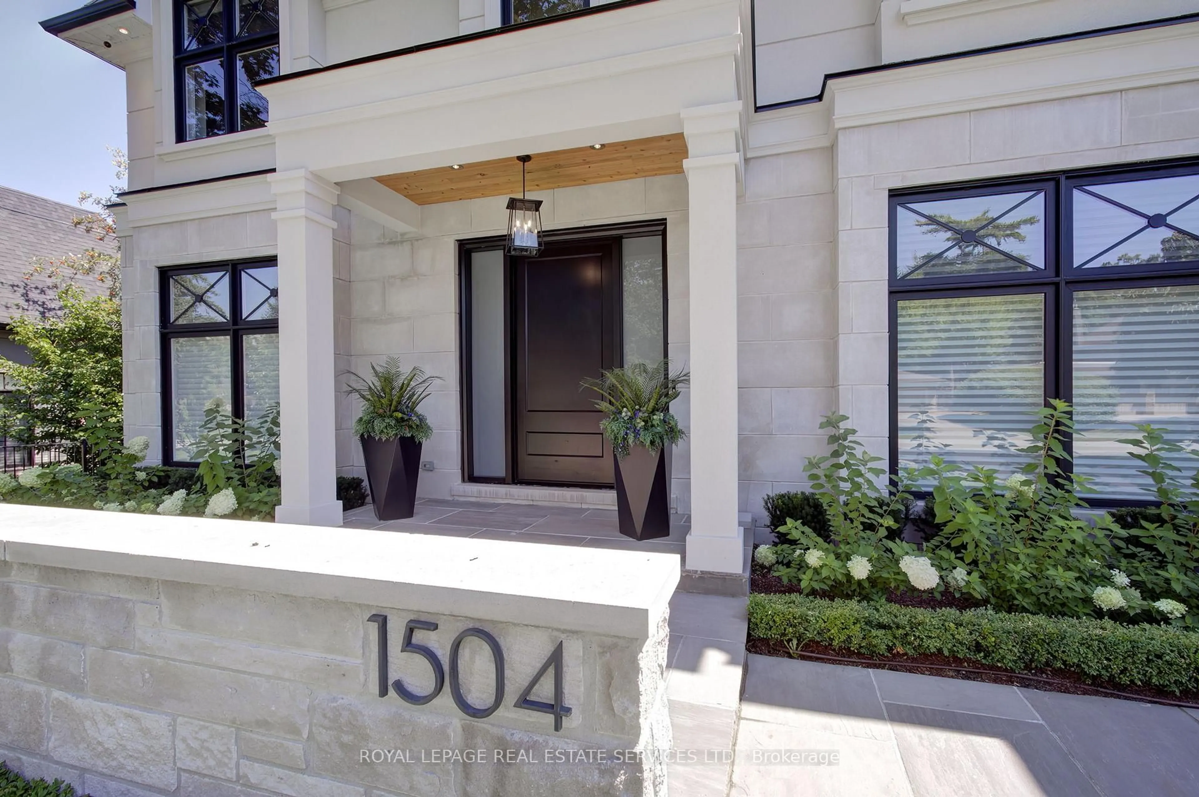 Indoor entryway for 1504 Warren Dr, Oakville Ontario L6J 1W8