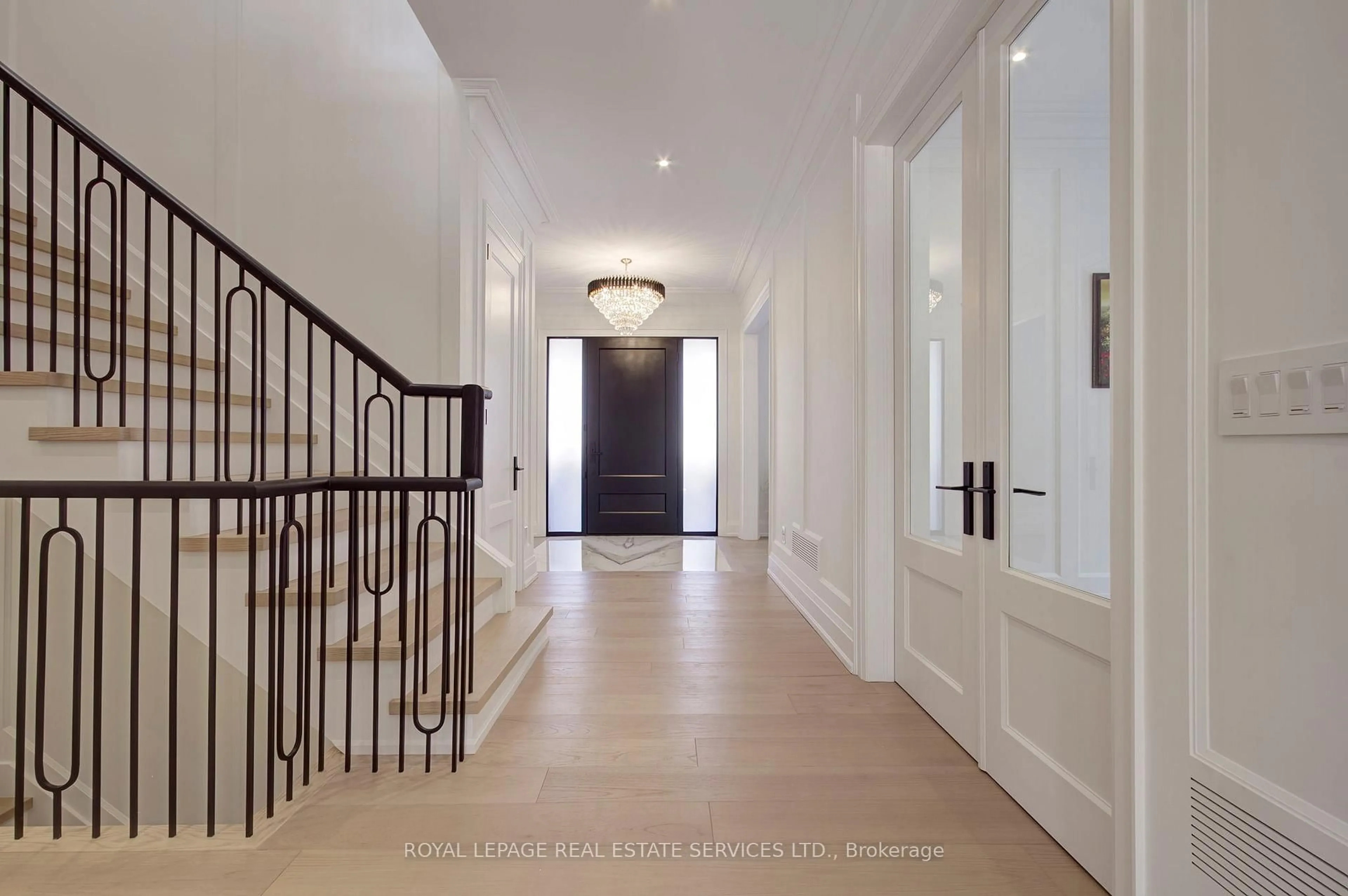 Indoor foyer for 1504 Warren Dr, Oakville Ontario L6J 1W8