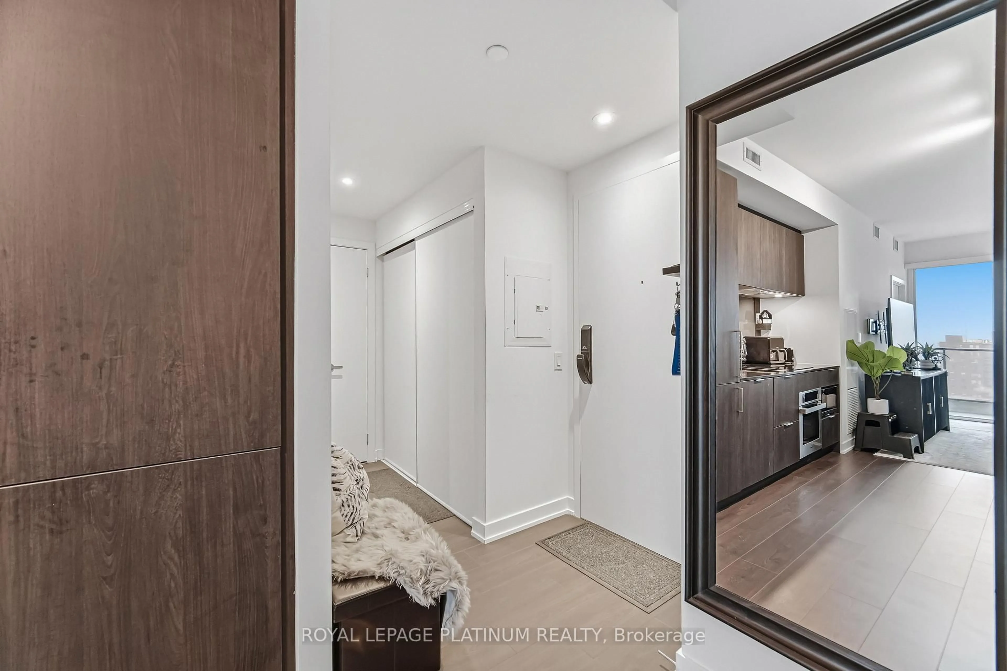 Indoor entryway for 28 Ann St #1112, Mississauga Ontario L5G 3G1