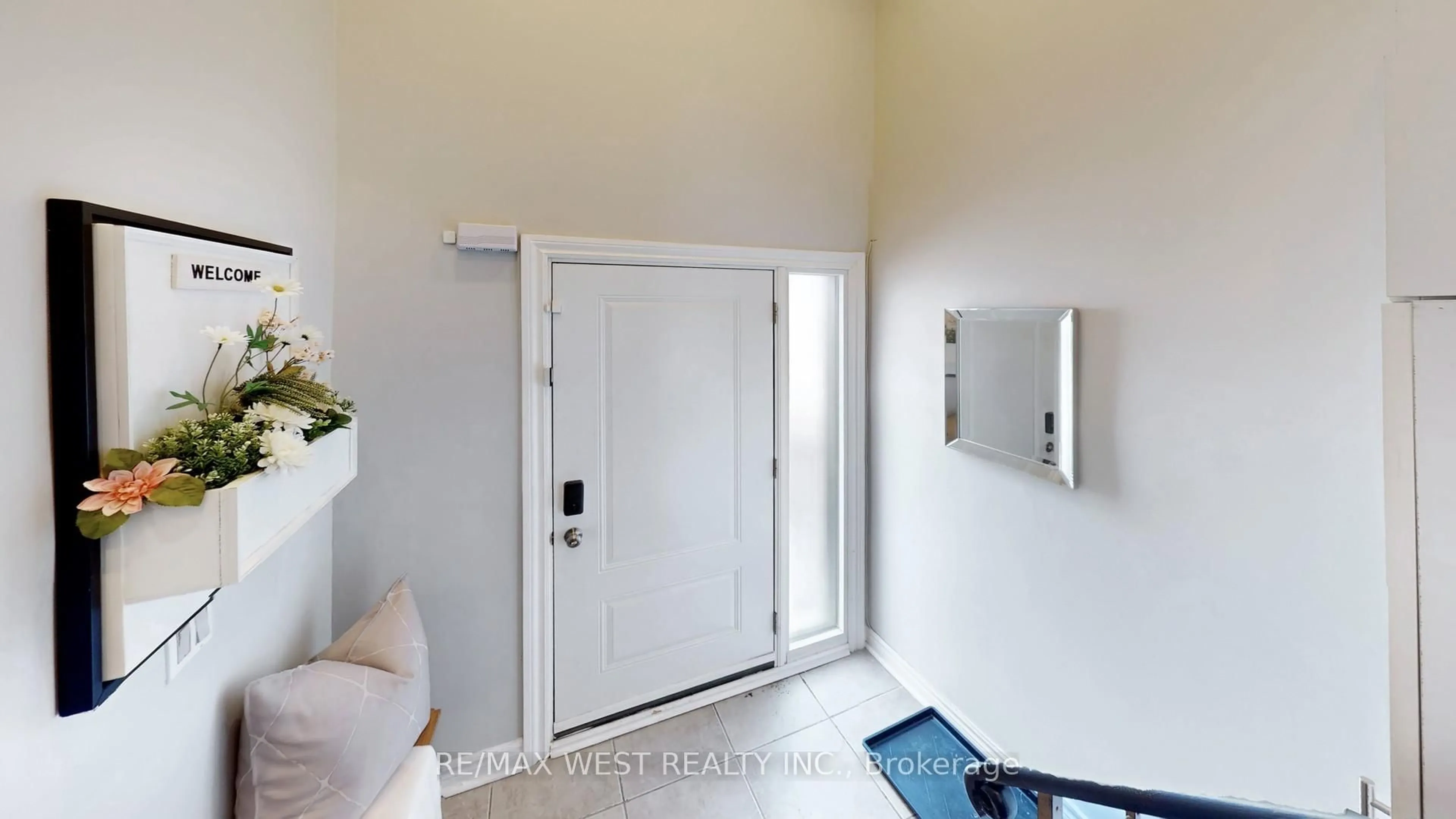 Indoor entryway for 113 Kingswood Dr, Brampton Ontario L6V 2X5