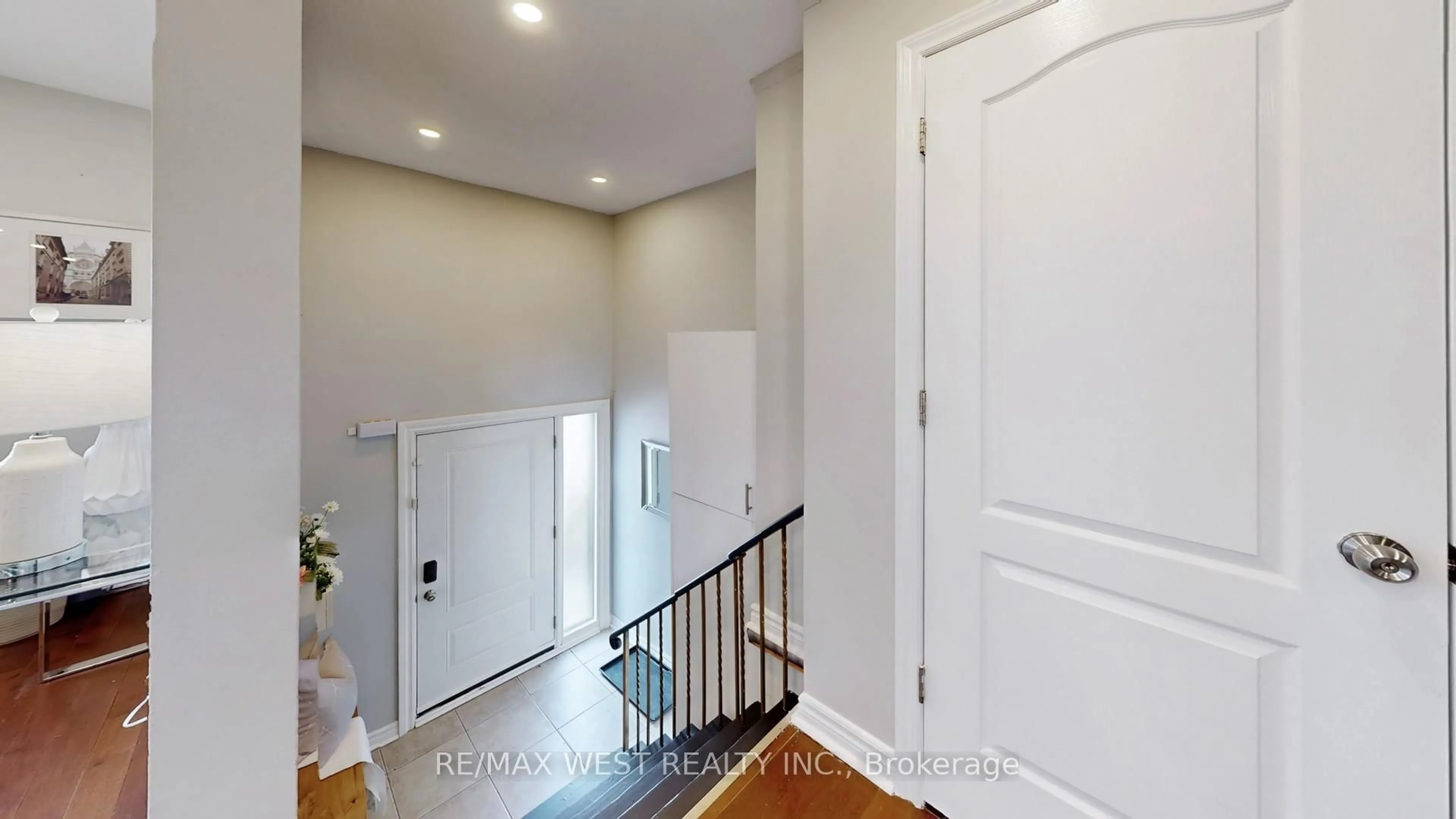 Indoor entryway for 113 Kingswood Dr, Brampton Ontario L6V 2X5