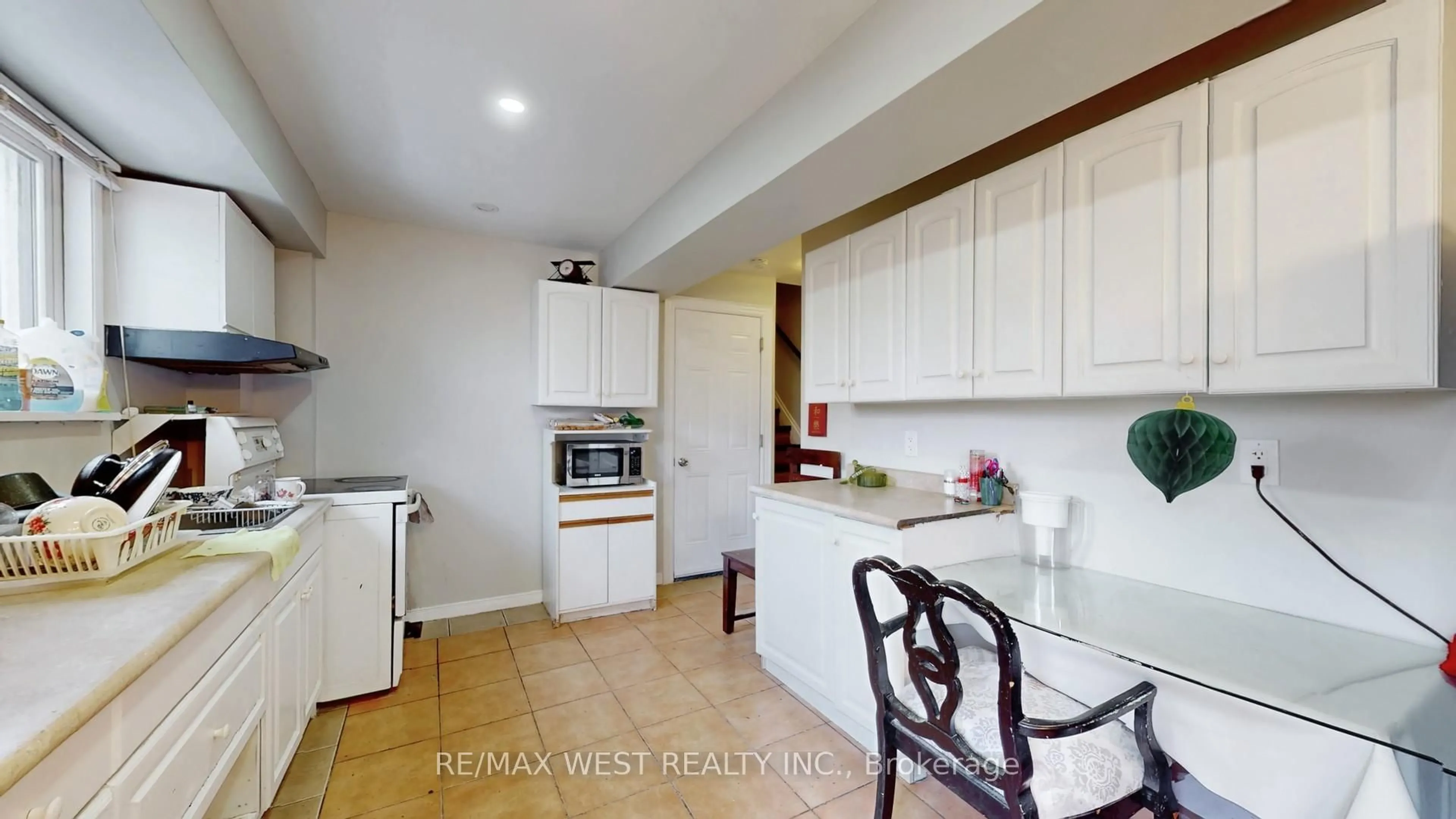 Standard kitchen, ceramic/tile floor for 113 Kingswood Dr, Brampton Ontario L6V 2X5