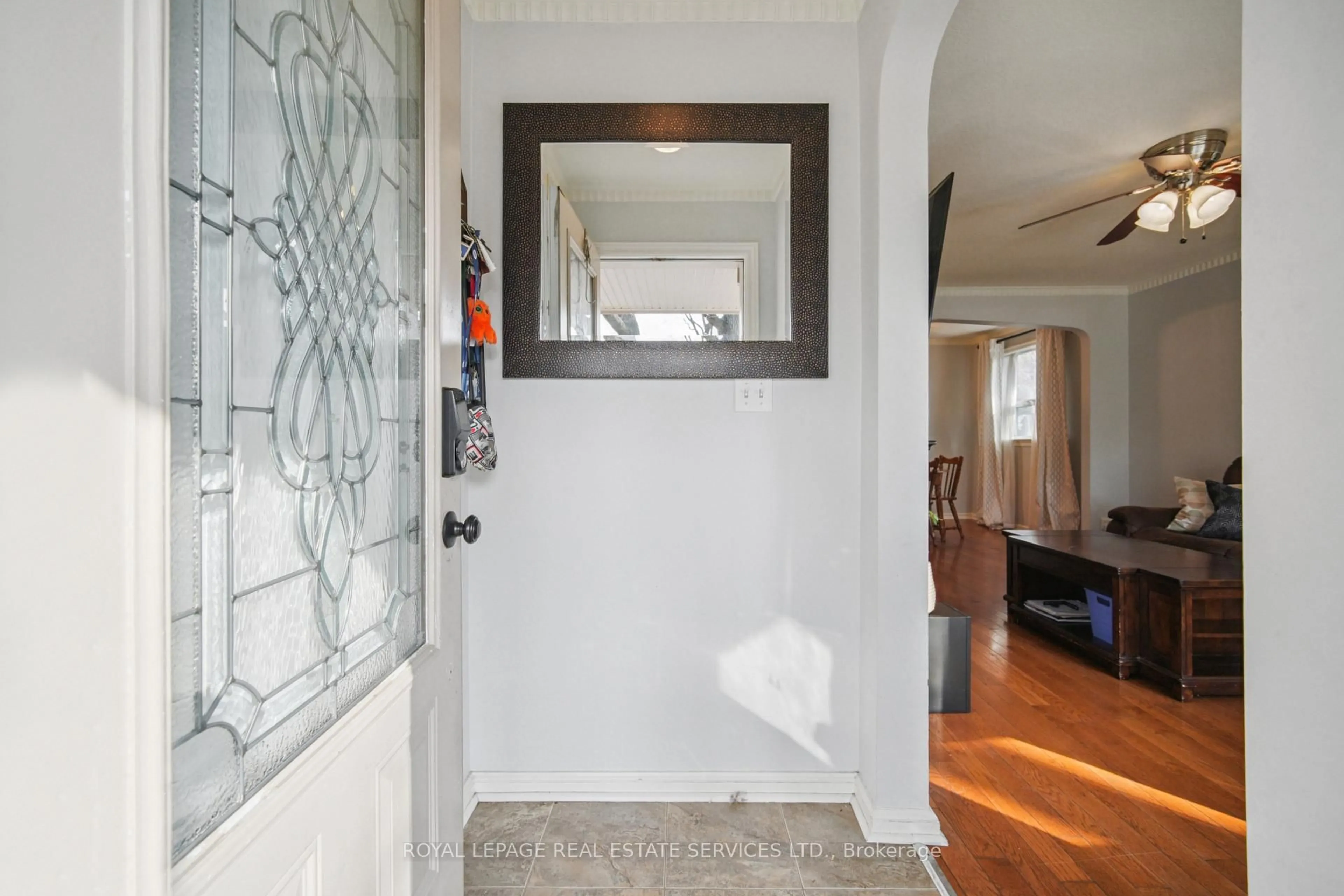 Indoor entryway for 44 Yorkview Dr, Toronto Ontario M8Z 2E9