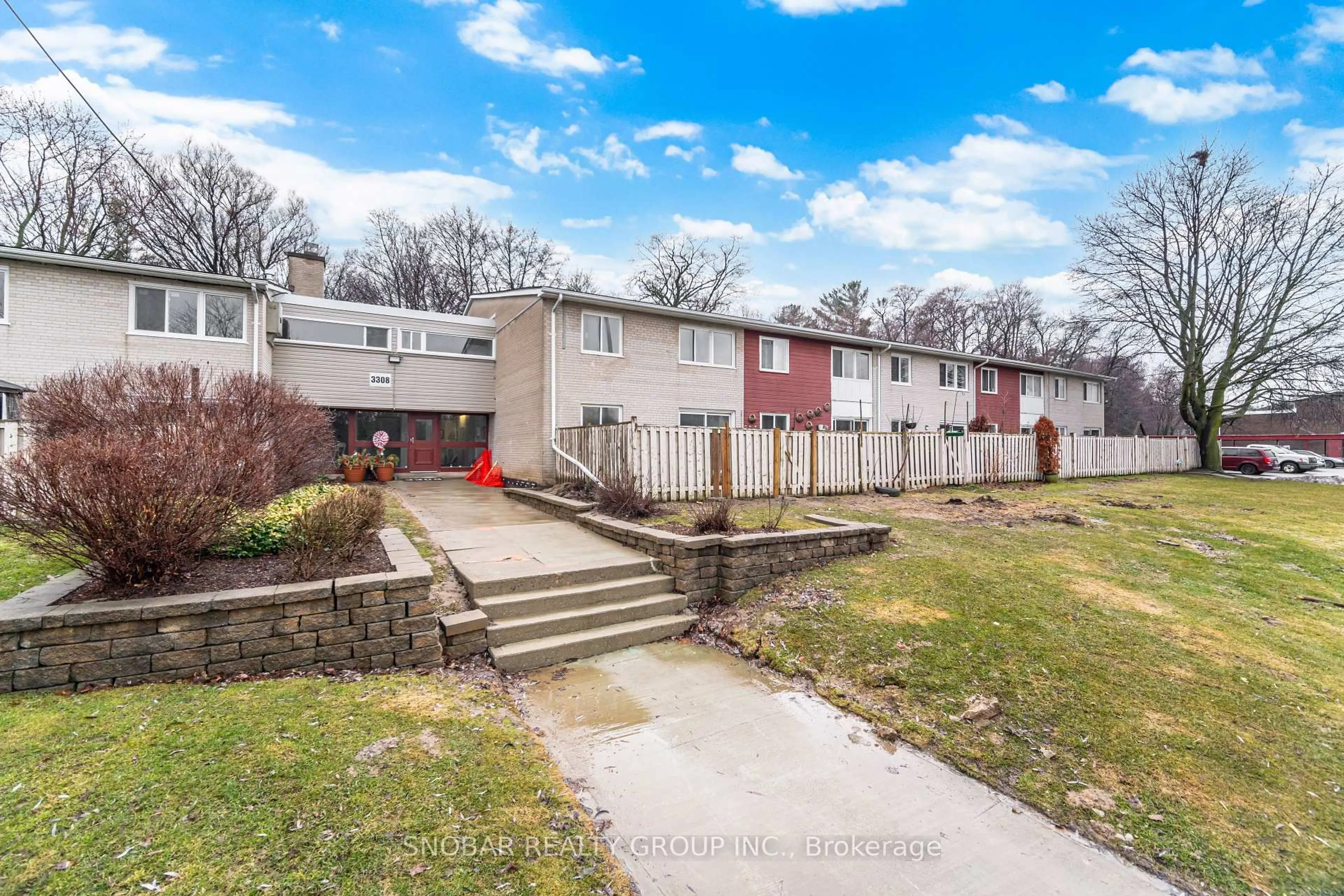 A pic from outside/outdoor area/front of a property/back of a property/a pic from drone, unknown for 3308 The Credit Woodlands #11, Mississauga Ontario L5C 2J8