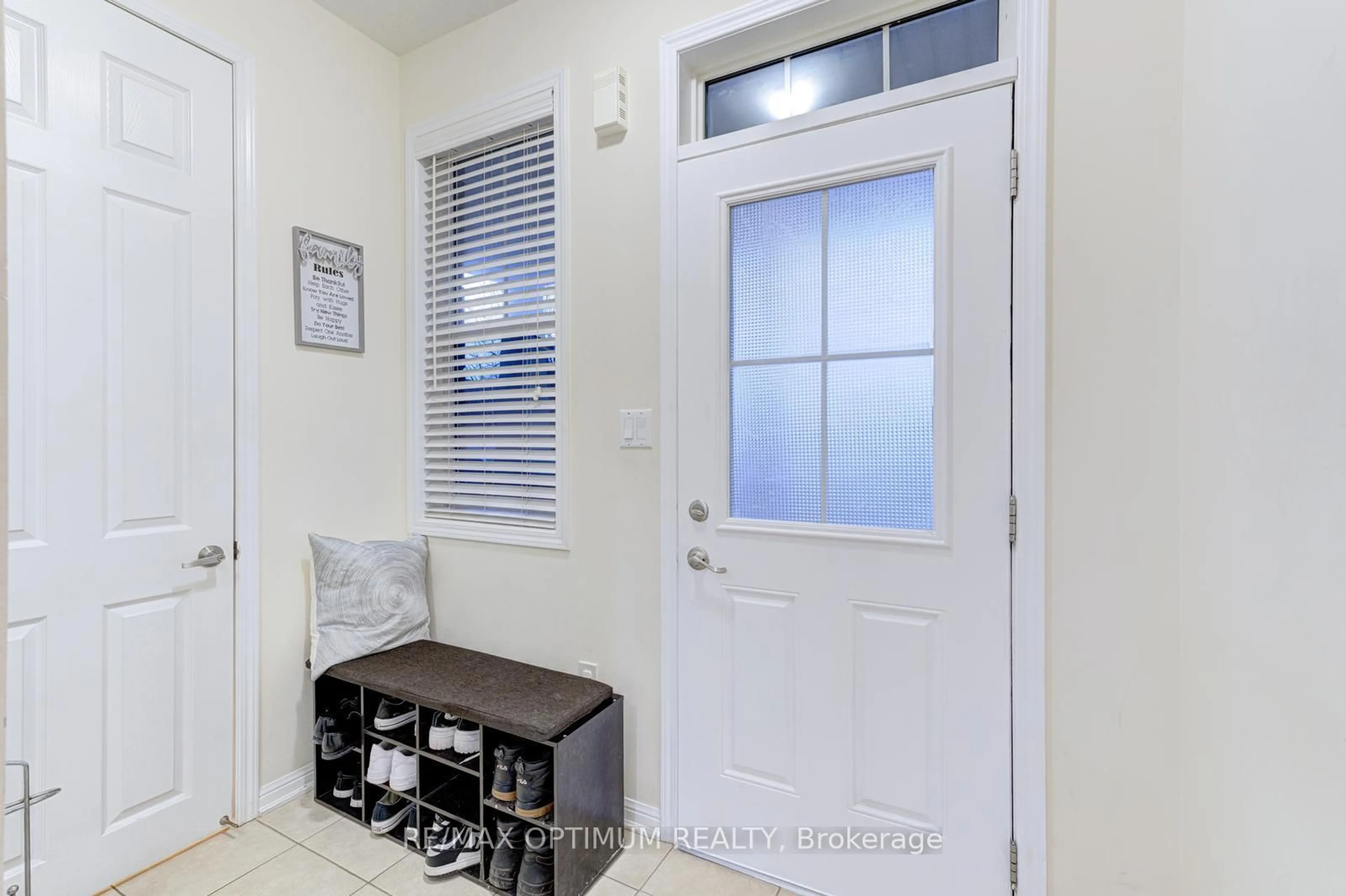 Indoor entryway for 233 Lockwood Rd, Brampton Ontario L6Y 4Y1