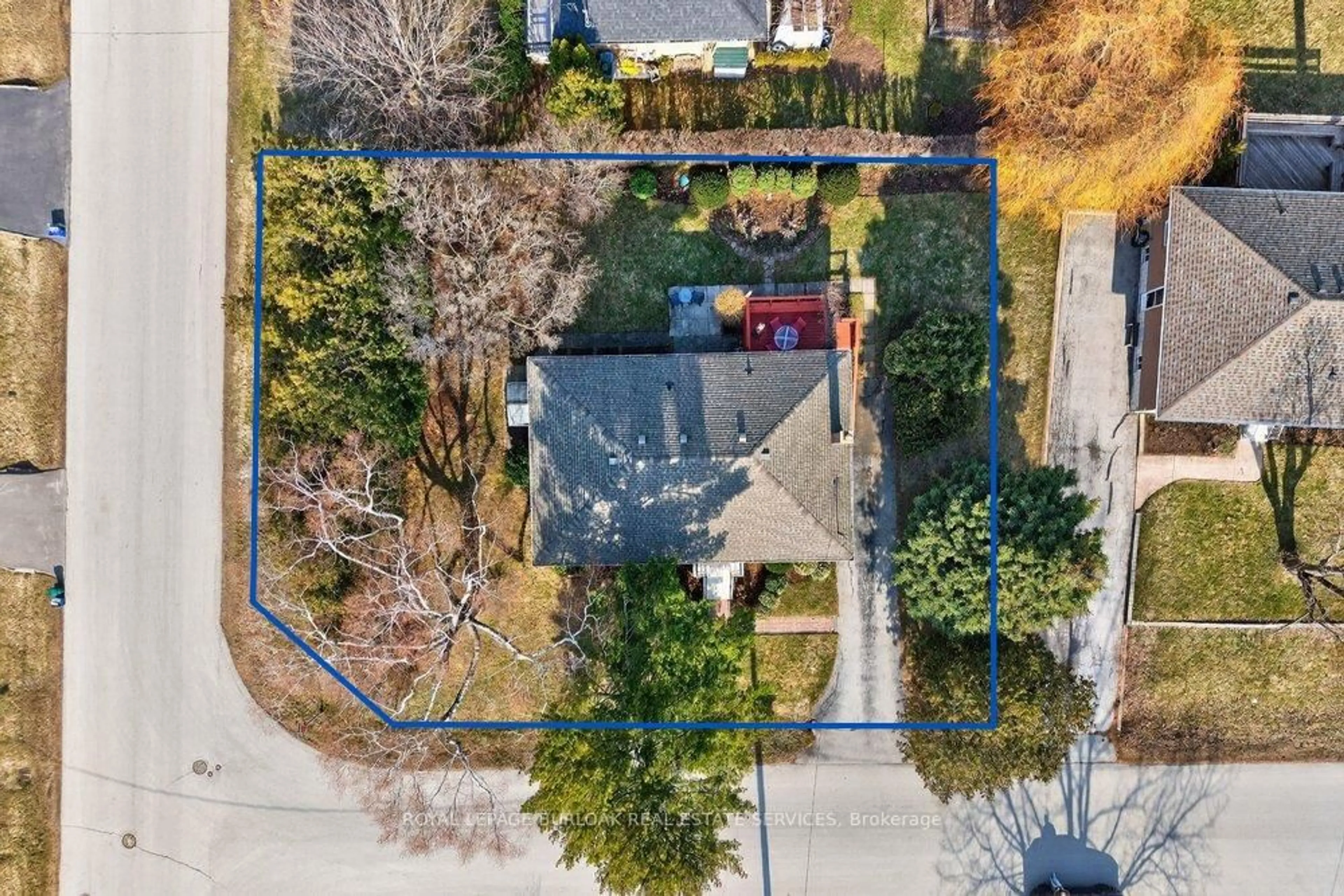 A pic from outside/outdoor area/front of a property/back of a property/a pic from drone, street for 387 Walton St, Oakville Ontario L6K 1R7