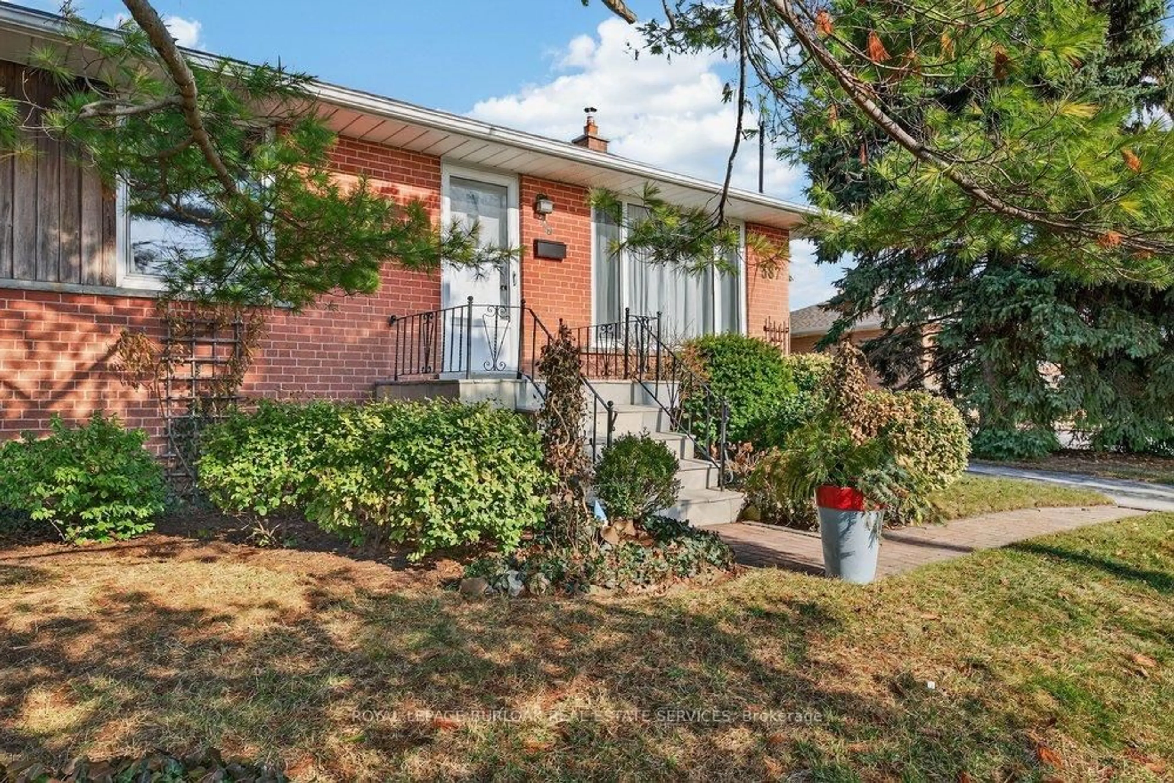 Home with brick exterior material, street for 387 Walton St, Oakville Ontario L6K 1R7