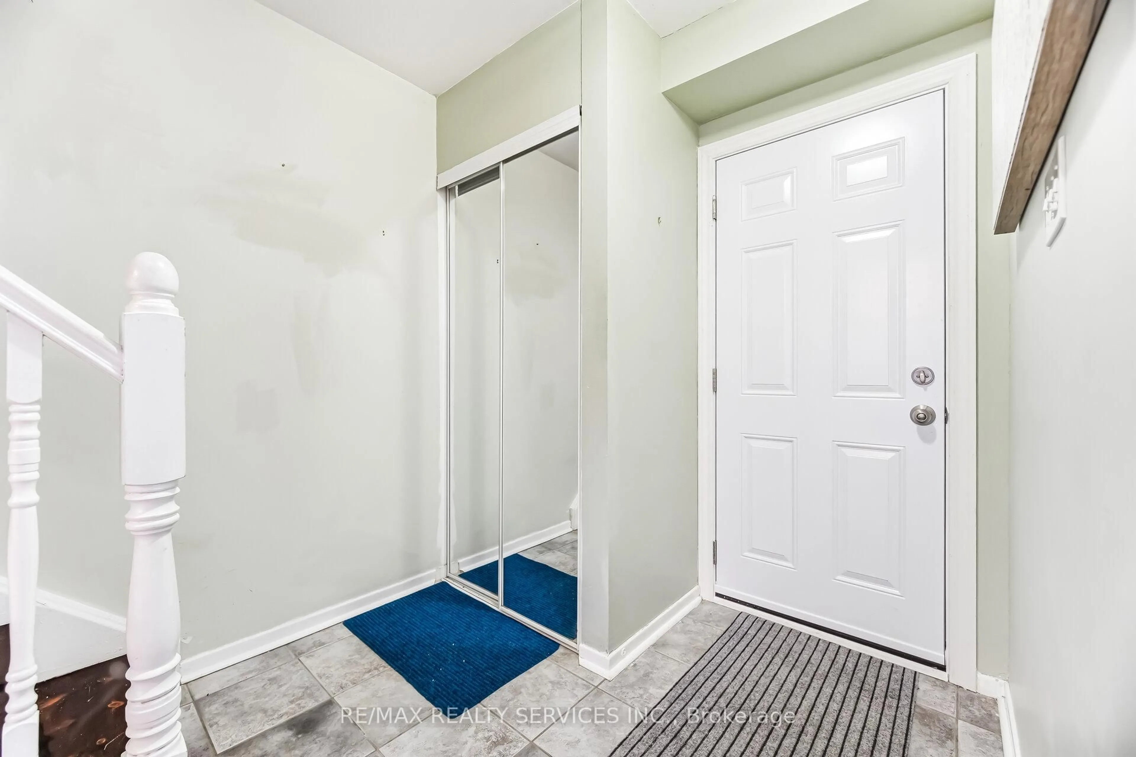 Indoor entryway for 900 Central Park Dr #92, Brampton Ontario L6S 3J6