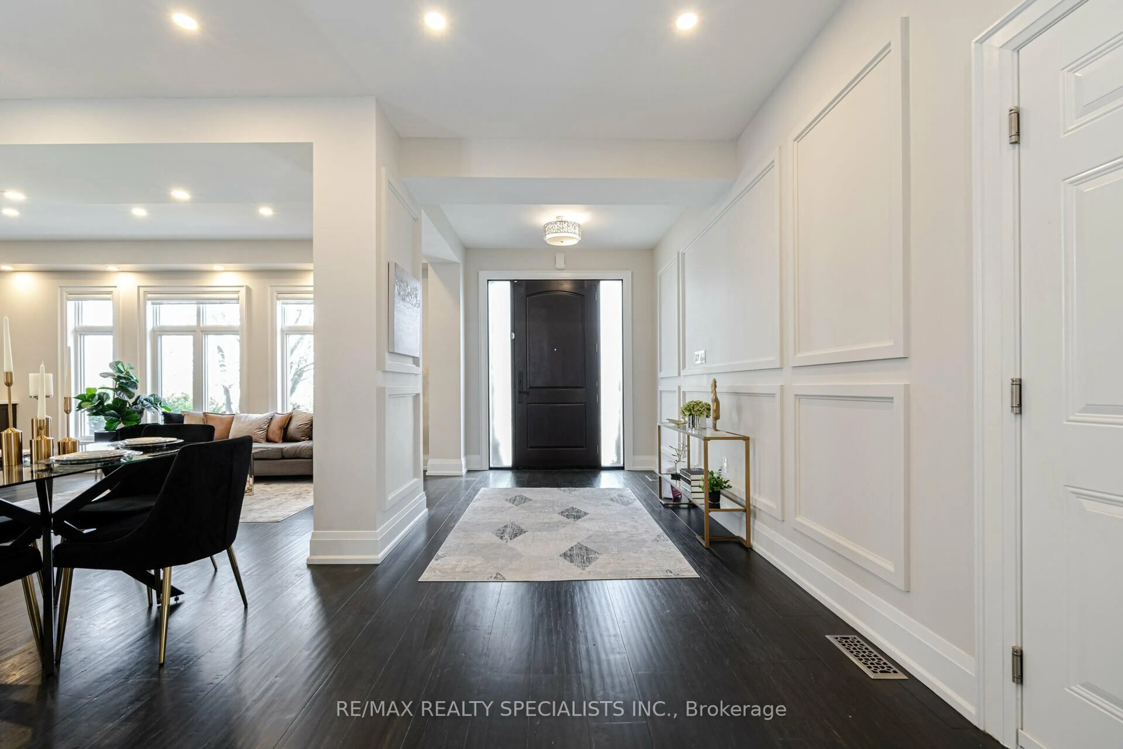 Indoor entryway for 427 Pinegrove Rd, Oakville Ontario L6K 2B6
