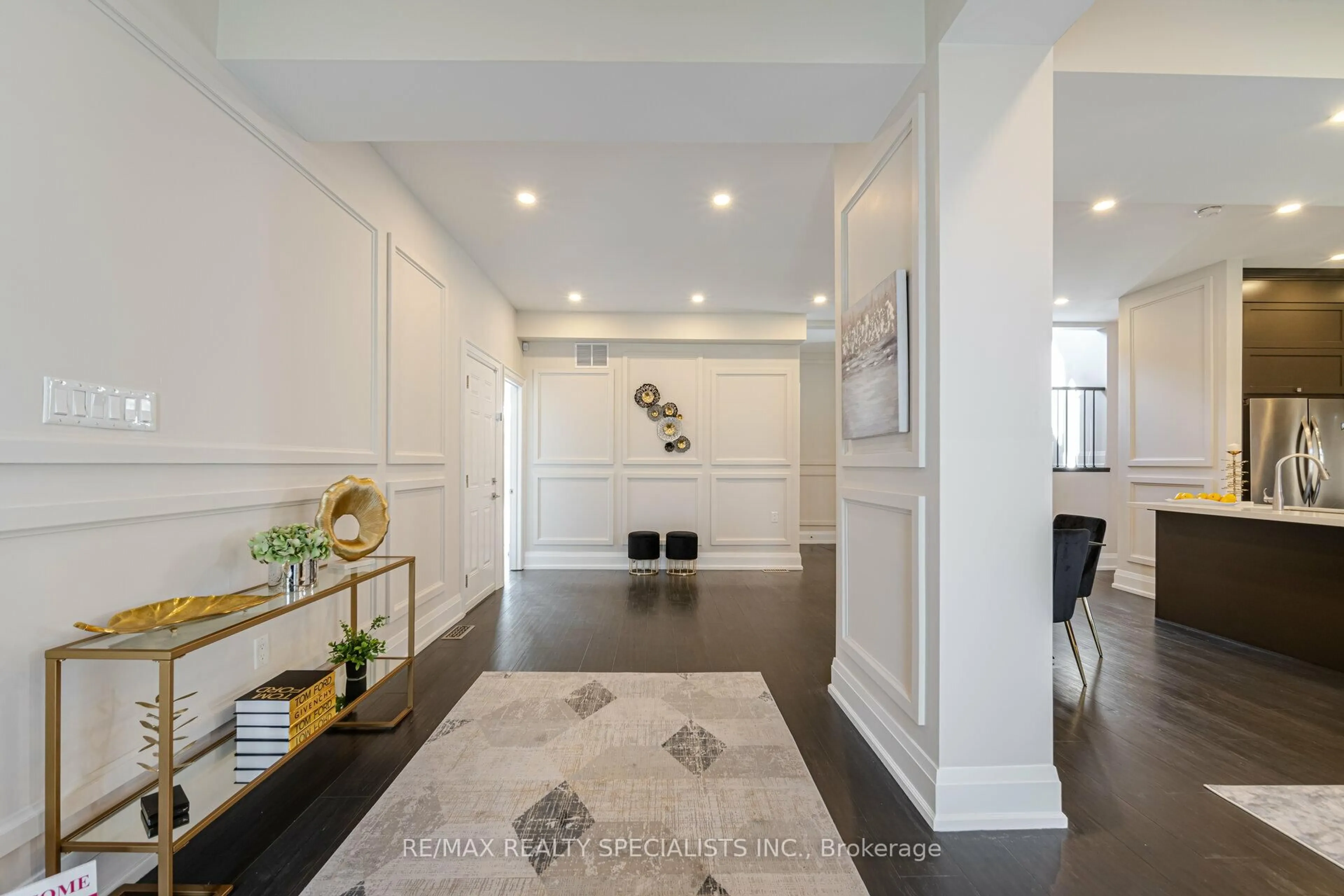 Indoor entryway for 427 Pinegrove Rd, Oakville Ontario L6K 2B6