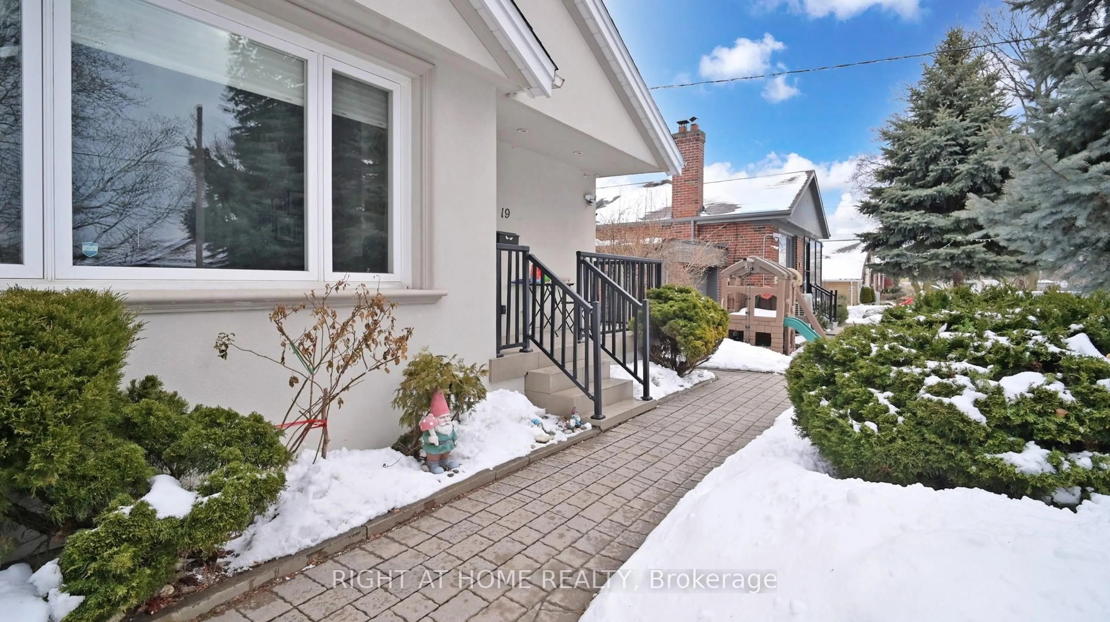Patio, street for 19 Harjolyn Dr, Toronto Ontario M9B 3T8