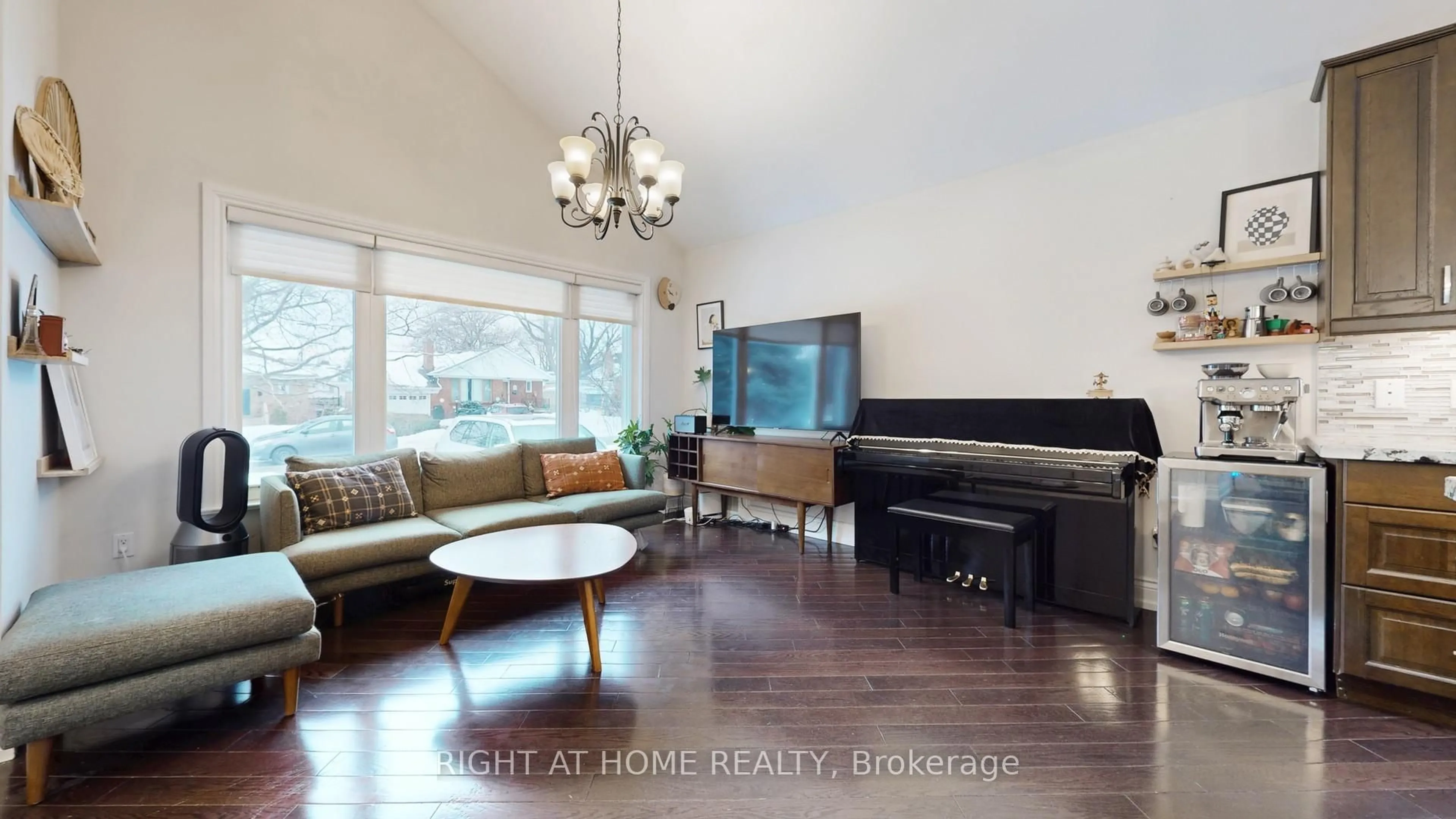 Living room with furniture, wood/laminate floor for 19 Harjolyn Dr, Toronto Ontario M9B 3T8