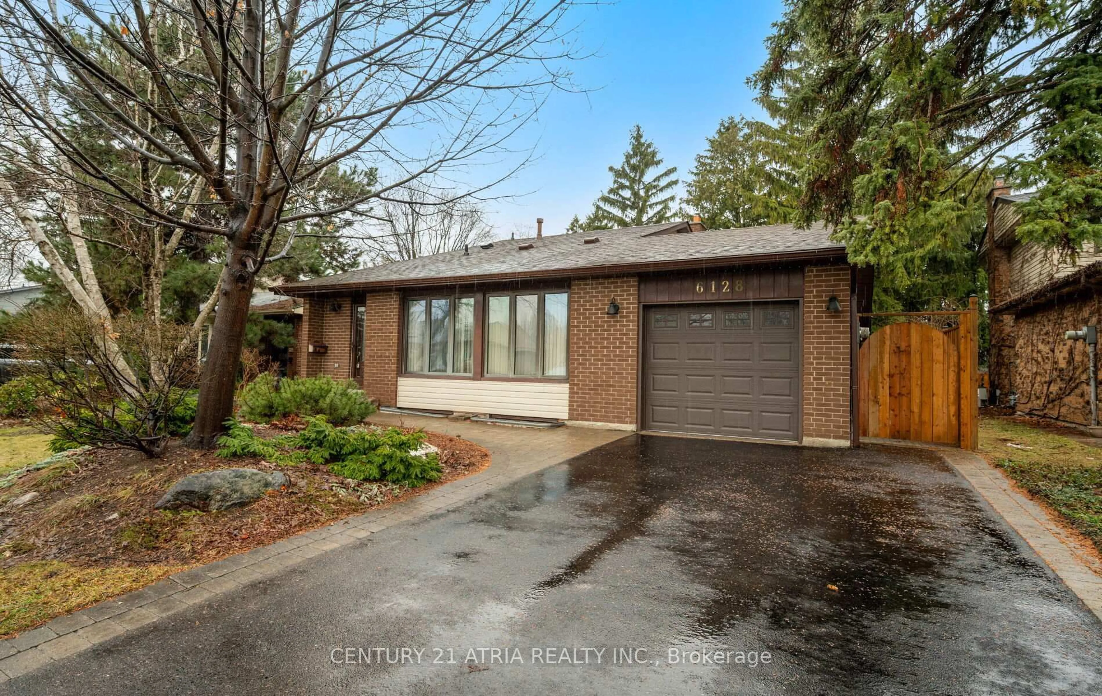 Home with brick exterior material, street for 6128 Wabukayne Crt, Mississauga Ontario L5N 2B2