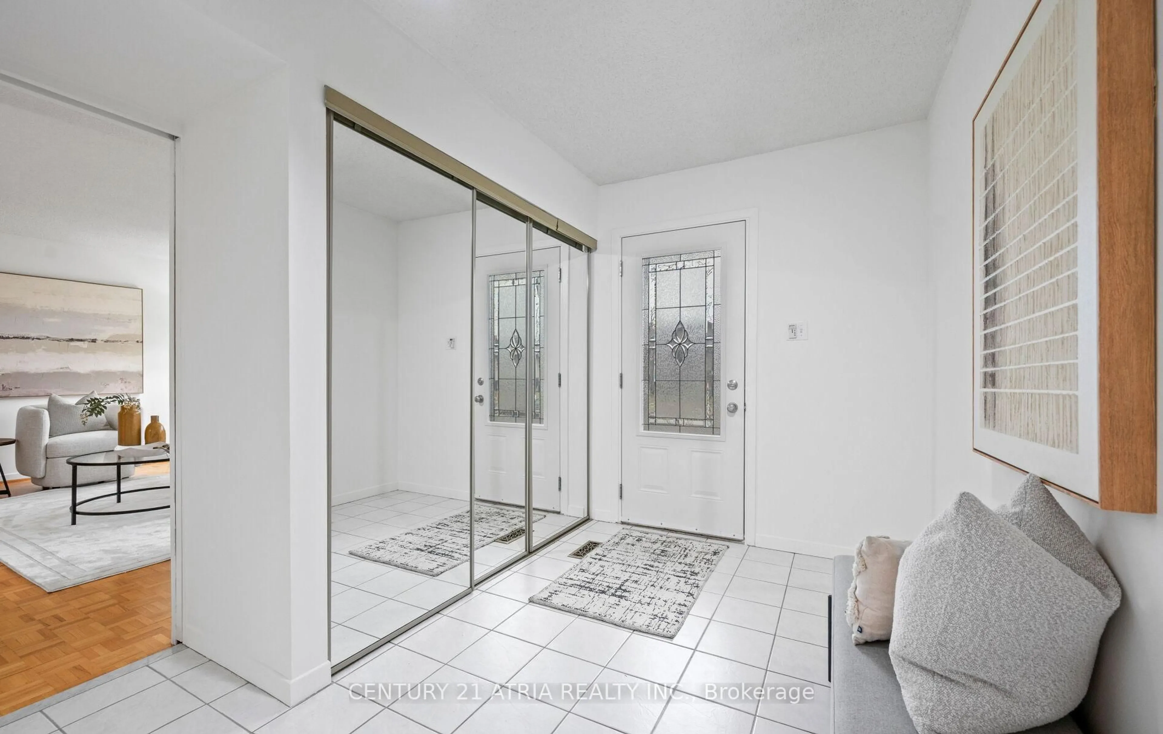 Indoor entryway for 6128 Wabukayne Crt, Mississauga Ontario L5N 2B2