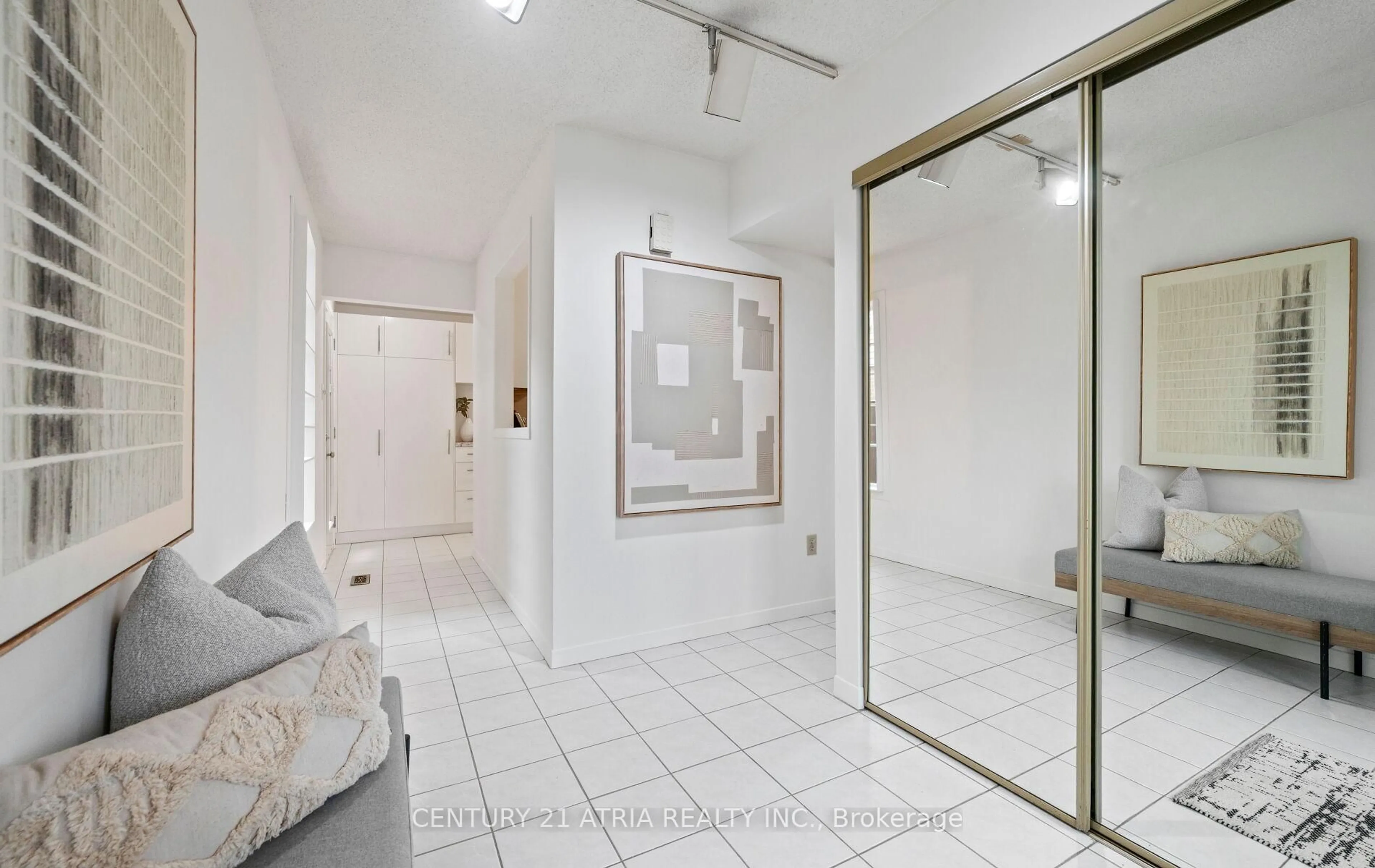 Indoor foyer for 6128 Wabukayne Crt, Mississauga Ontario L5N 2B2