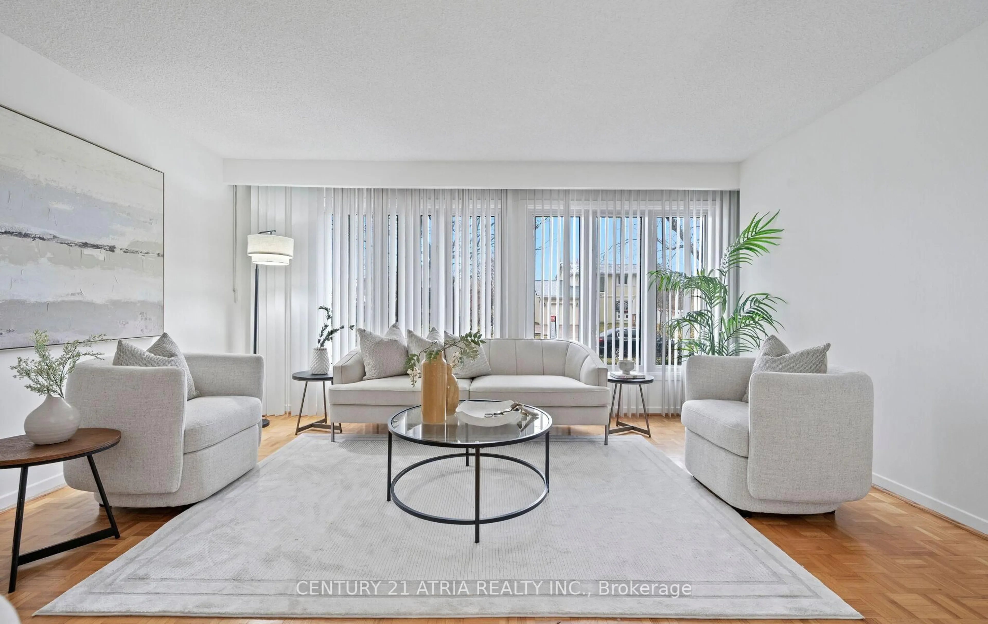 Living room with furniture, unknown for 6128 Wabukayne Crt, Mississauga Ontario L5N 2B2