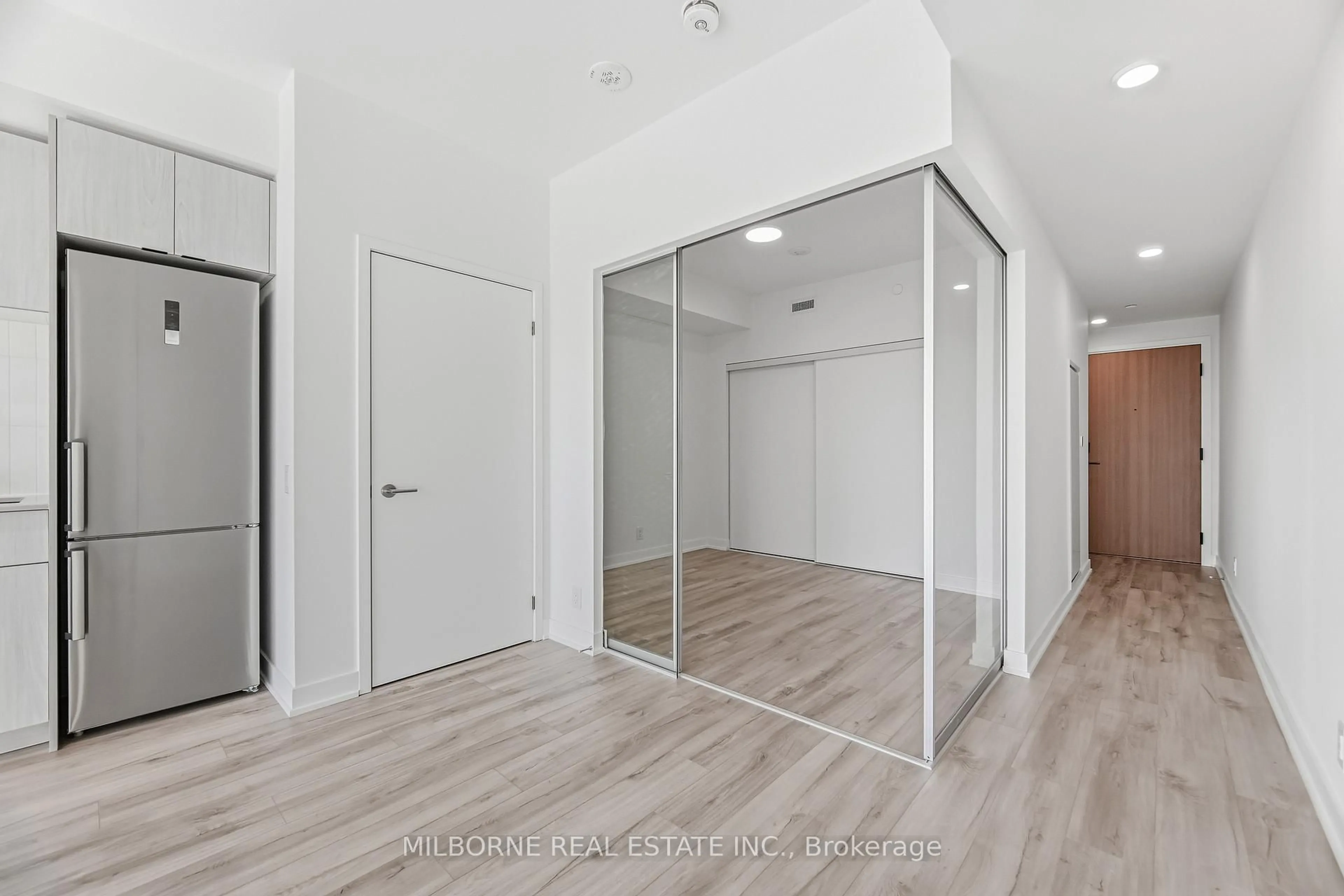 Indoor entryway for 1660 Bloor St #508, Toronto Ontario M6P 1A8
