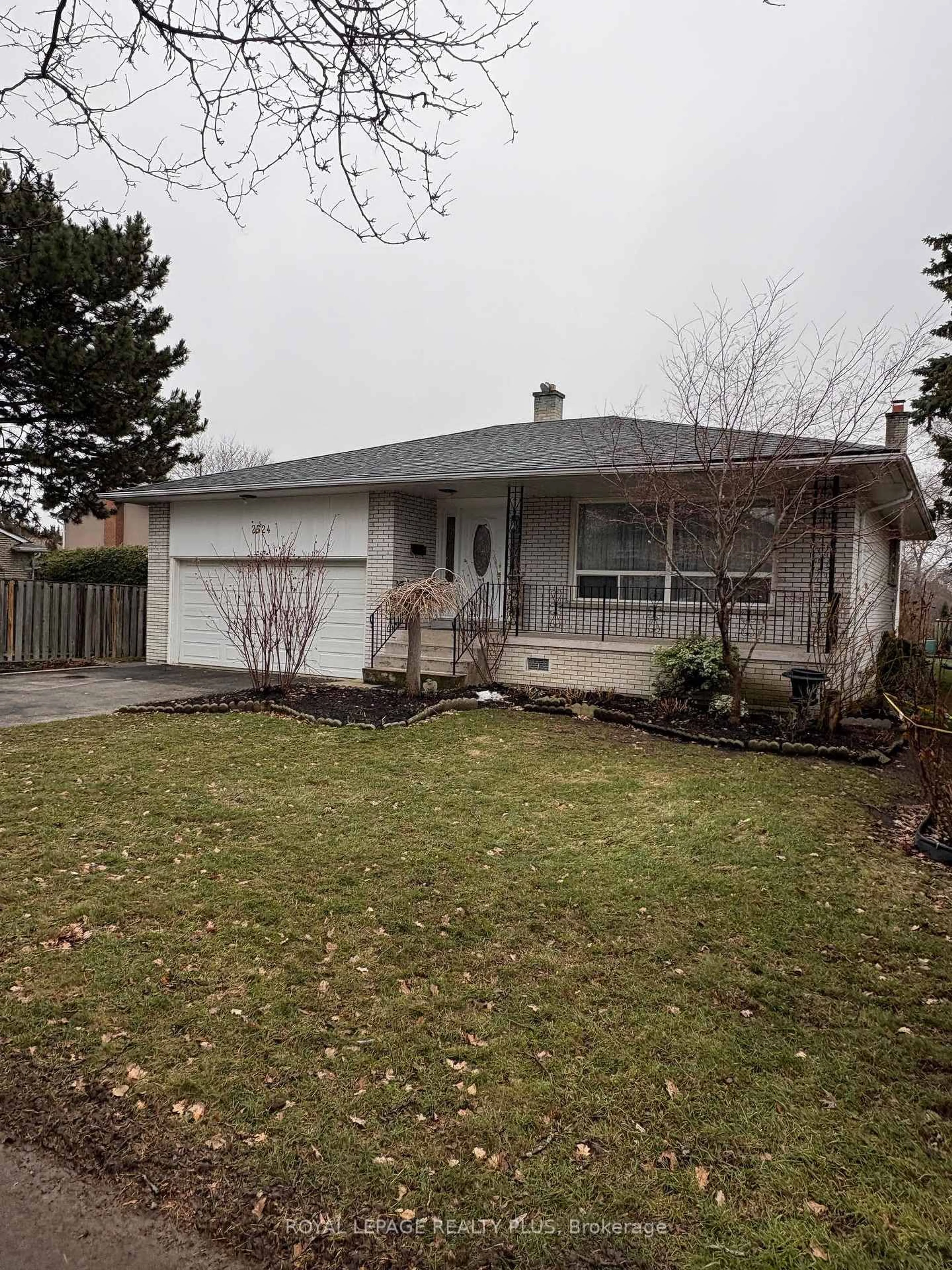 Home with vinyl exterior material, street for 2524 Avongate Dr, Mississauga Ontario L5C 2X5