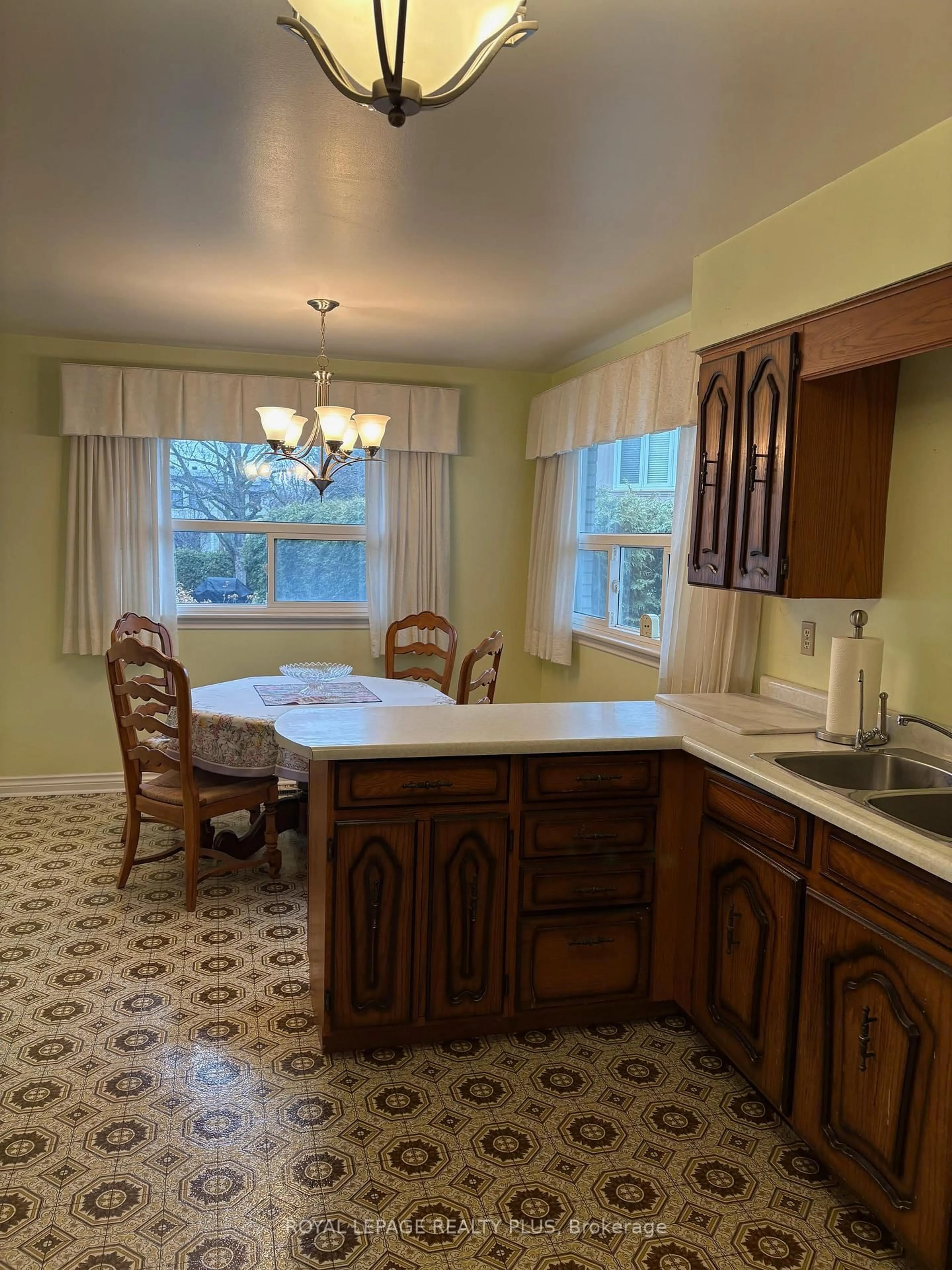 Unknown for 2524 Avongate Dr, Mississauga Ontario L5C 2X5