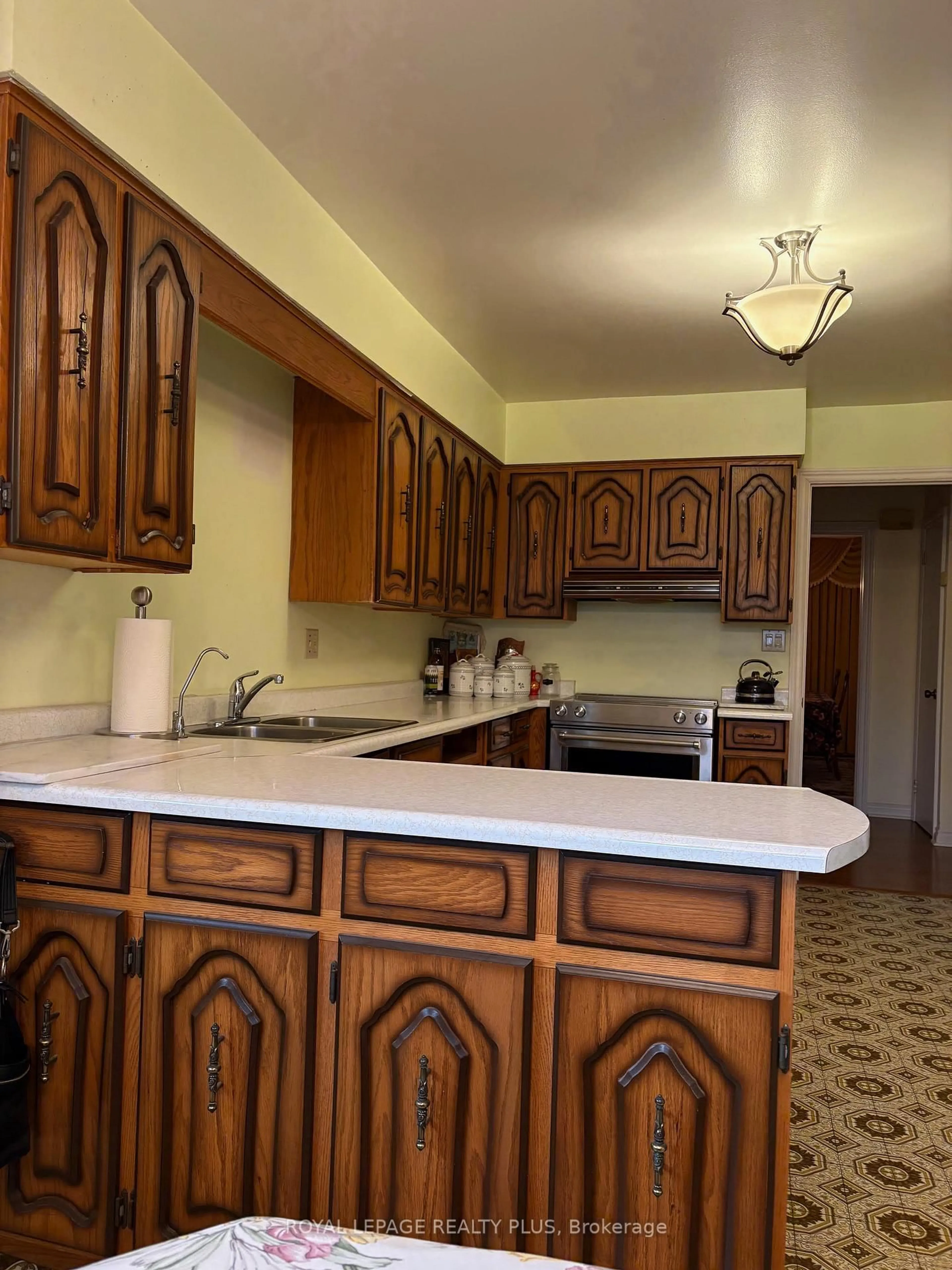 Standard kitchen, ceramic/tile floor for 2524 Avongate Dr, Mississauga Ontario L5C 2X5