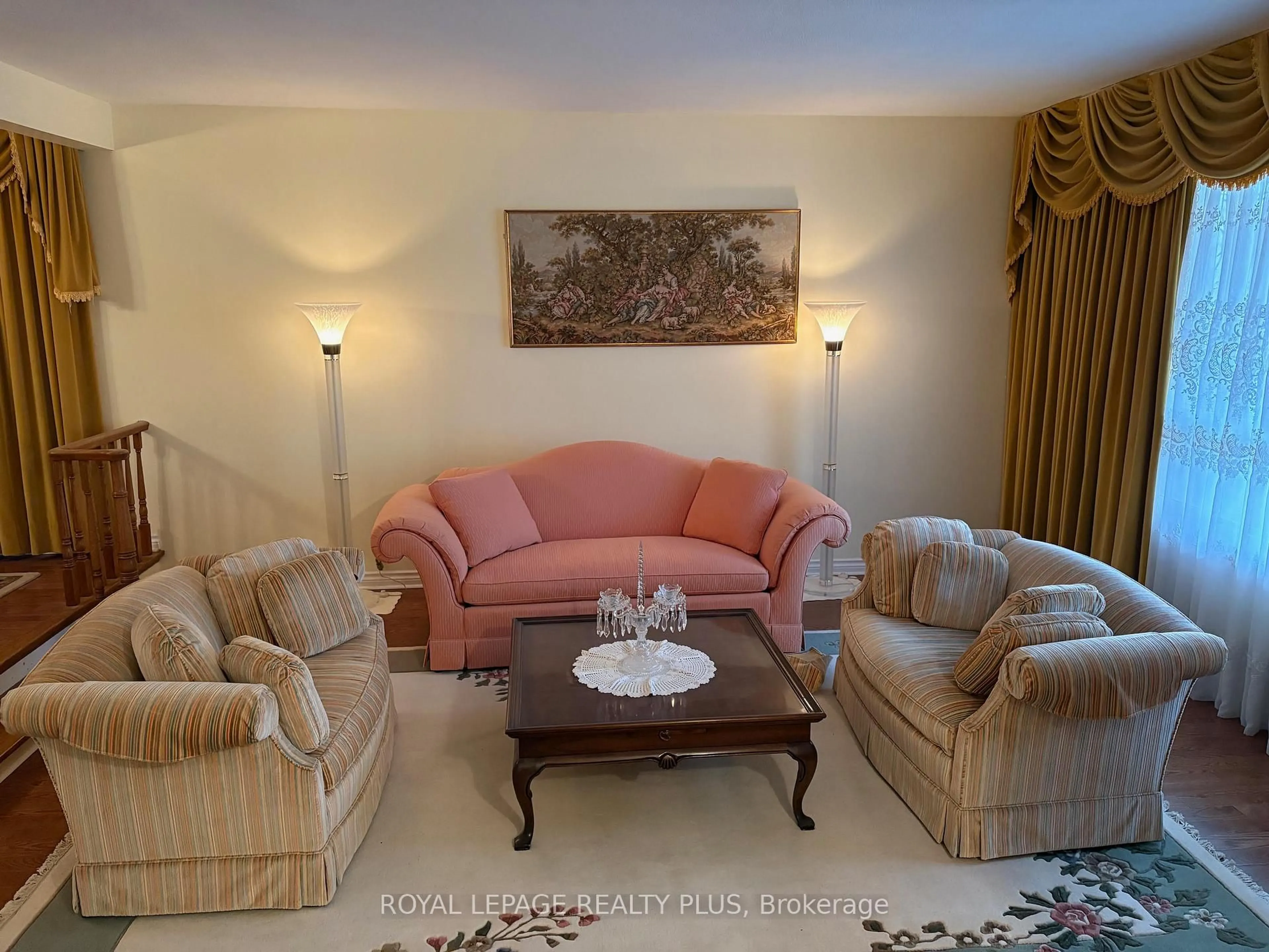 Living room with furniture, carpet floor for 2524 Avongate Dr, Mississauga Ontario L5C 2X5