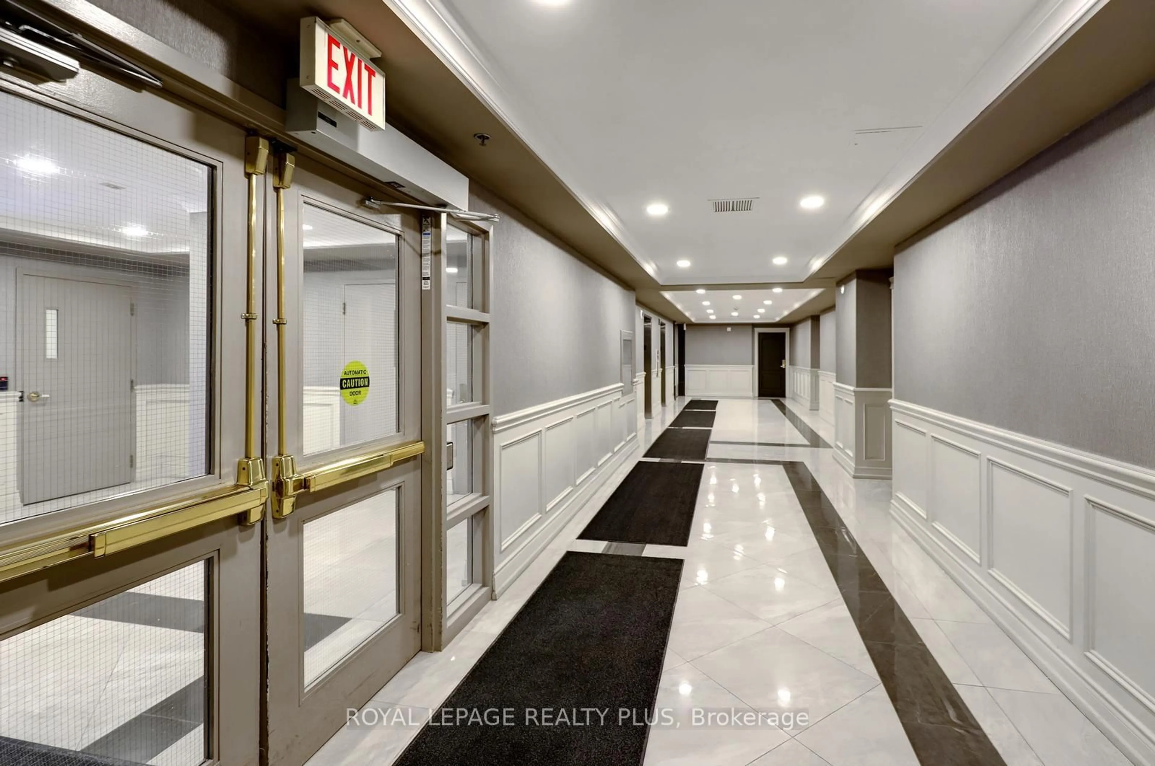 Indoor foyer for 3351 Cawthra Rd #215, Mississauga Ontario L5A 4N5