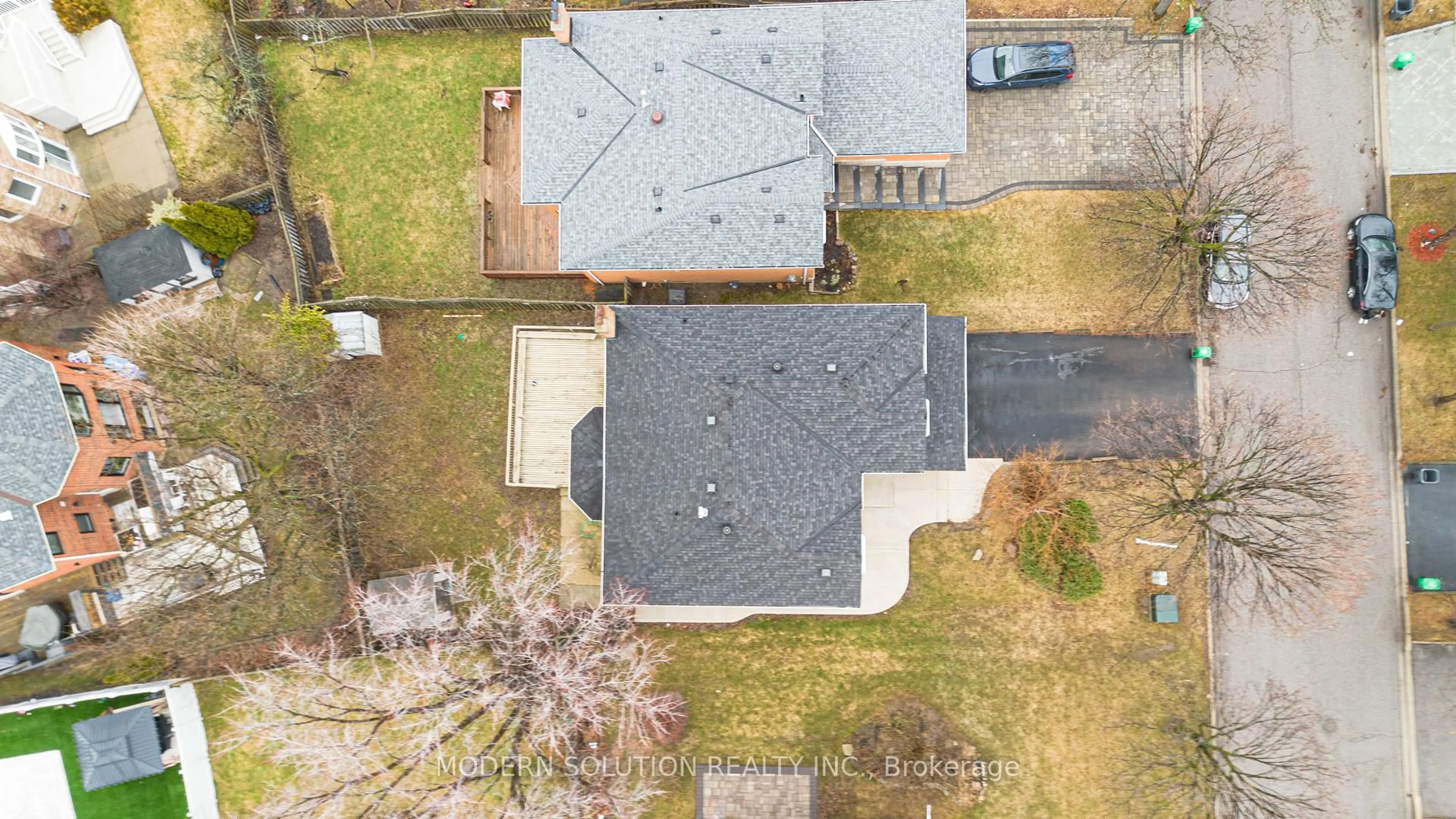 A pic from outside/outdoor area/front of a property/back of a property/a pic from drone, street for 438 Ojibway Tr, Mississauga Ontario L4Z 3B5
