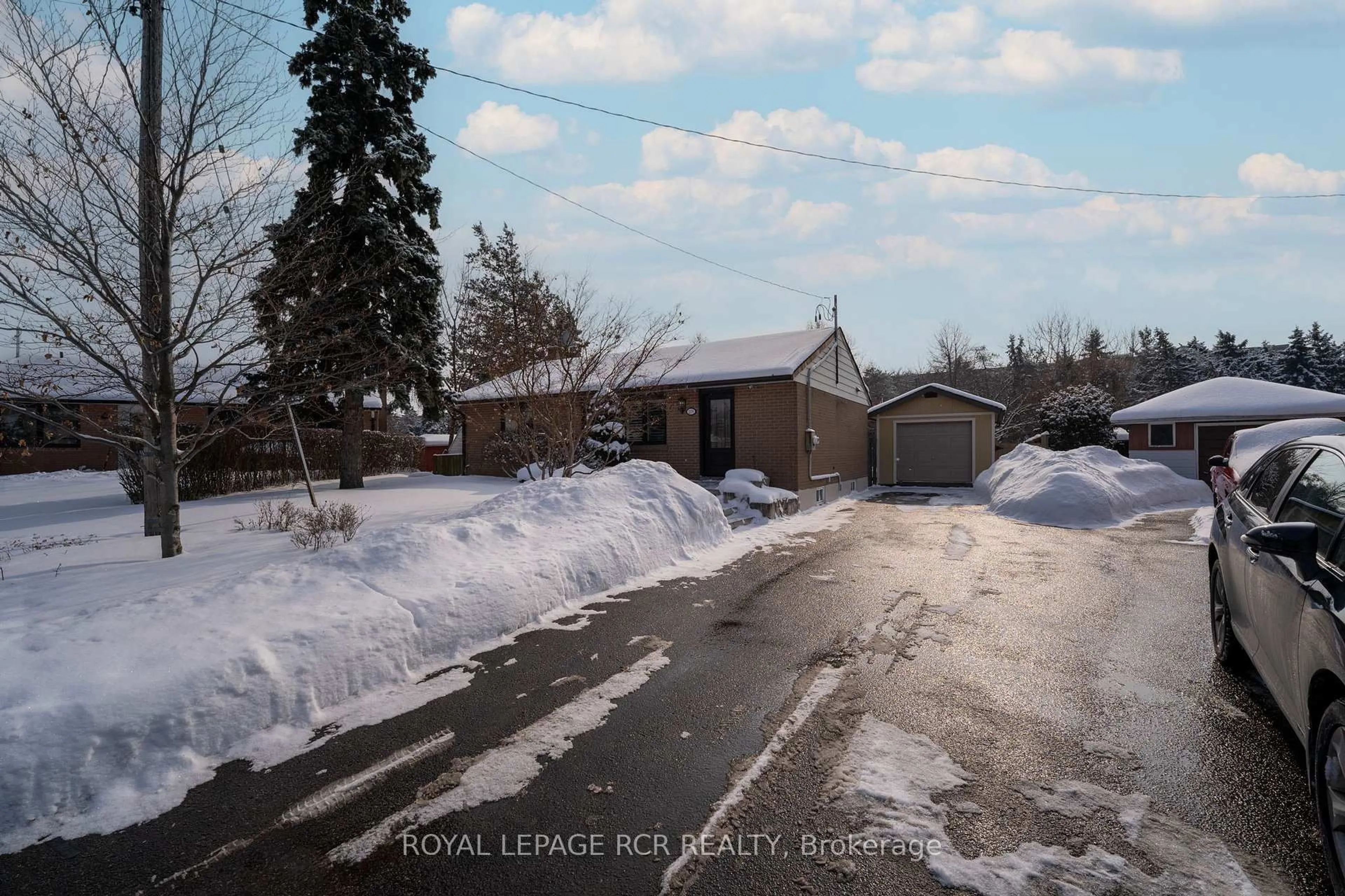 Blurry image for 205 Martha Cres, Caledon Ontario L7E 4X2