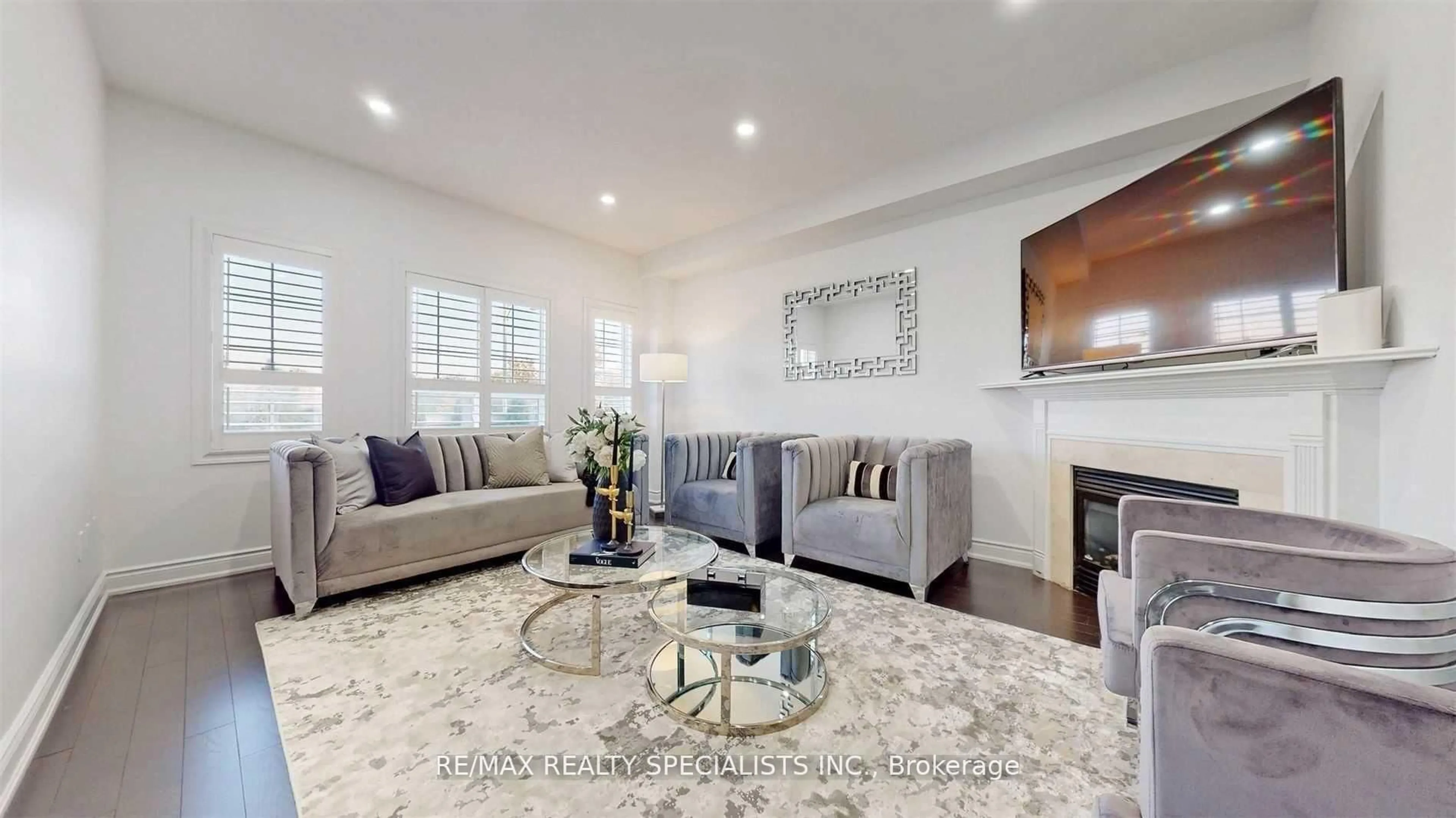 Living room with furniture, unknown for 92 Kettlewell Cres, Brampton Ontario L6R 0T1