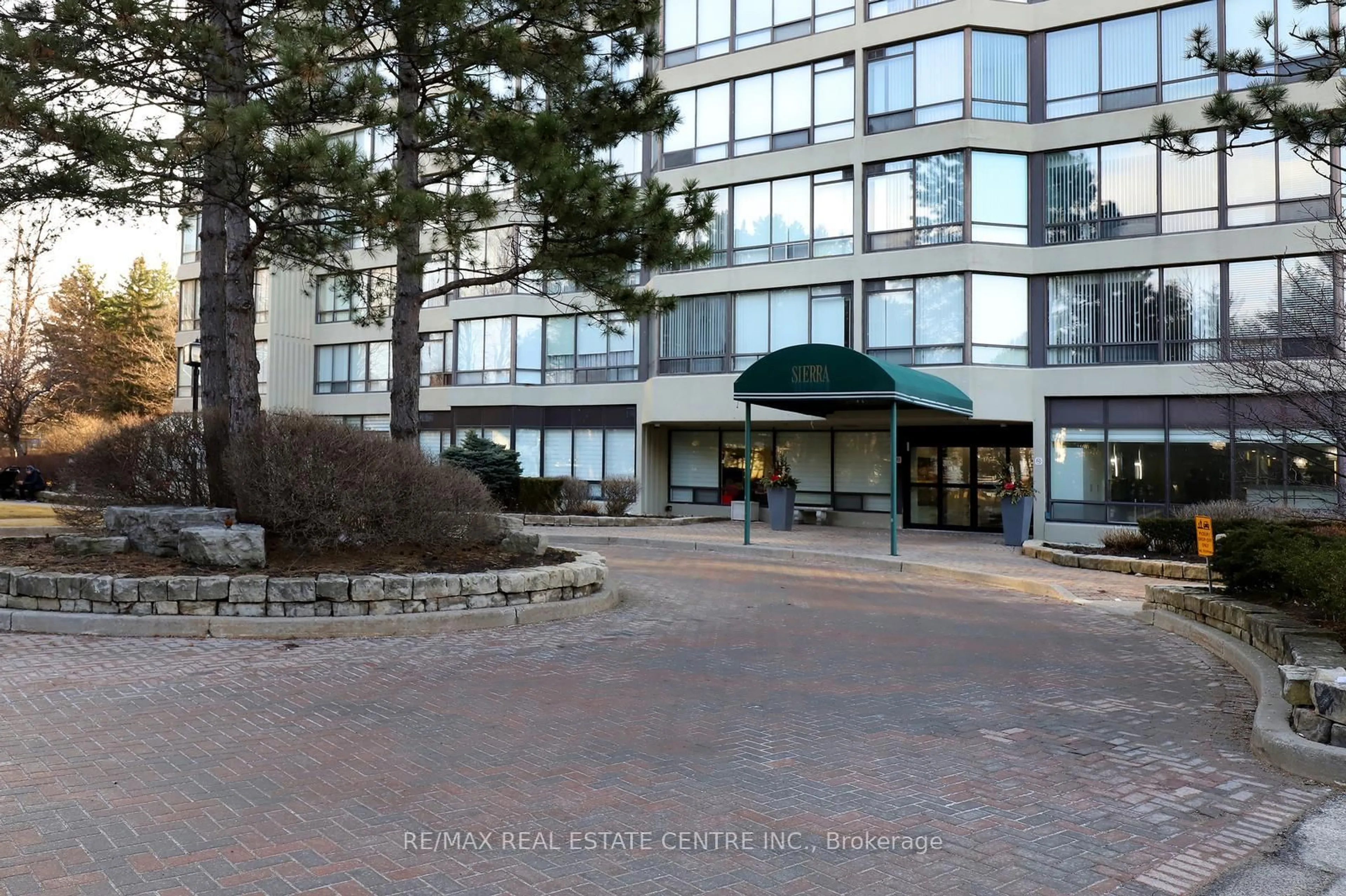 Indoor foyer for 26 Hanover Rd #1704, Brampton Ontario L6S 4T2