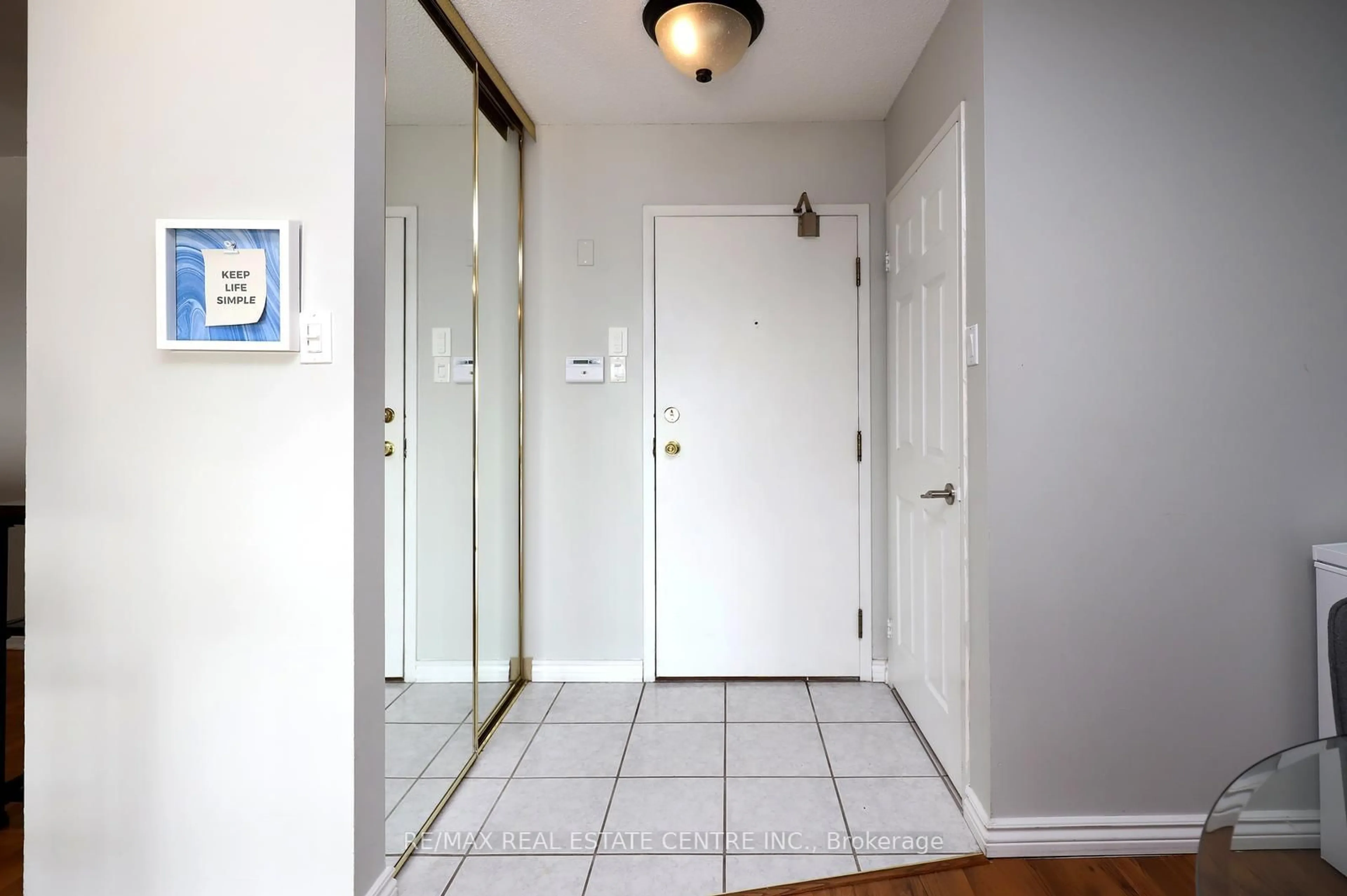 Indoor entryway for 26 Hanover Rd #1704, Brampton Ontario L6S 4T2