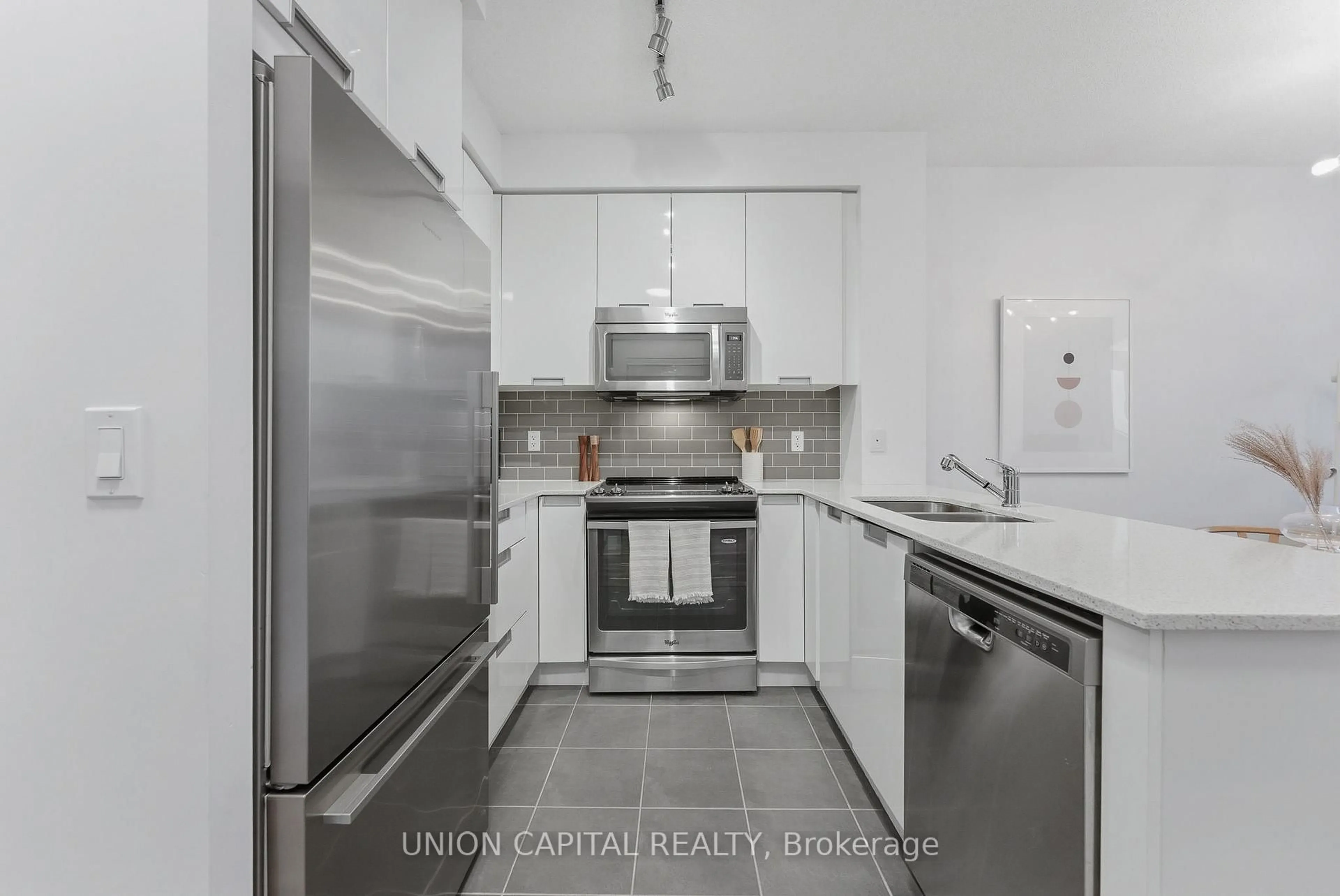 Standard kitchen, unknown for 55 Eglinton Ave #508, Mississauga Ontario L5R 0E4